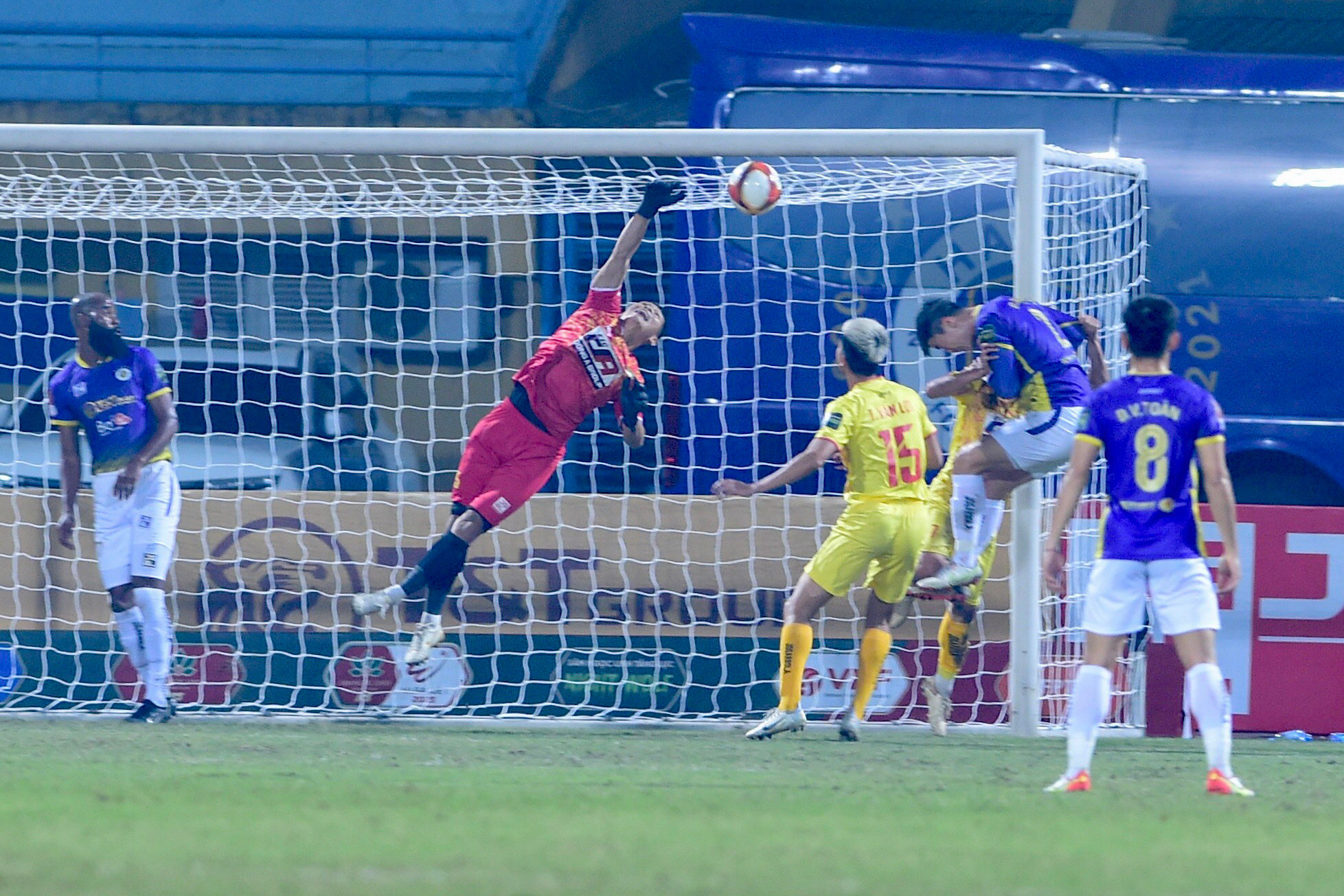 Pha đánh đầu cận thành của Duy Mạnh ở phút 17 không thể mang về bàn mở tỷ số.
