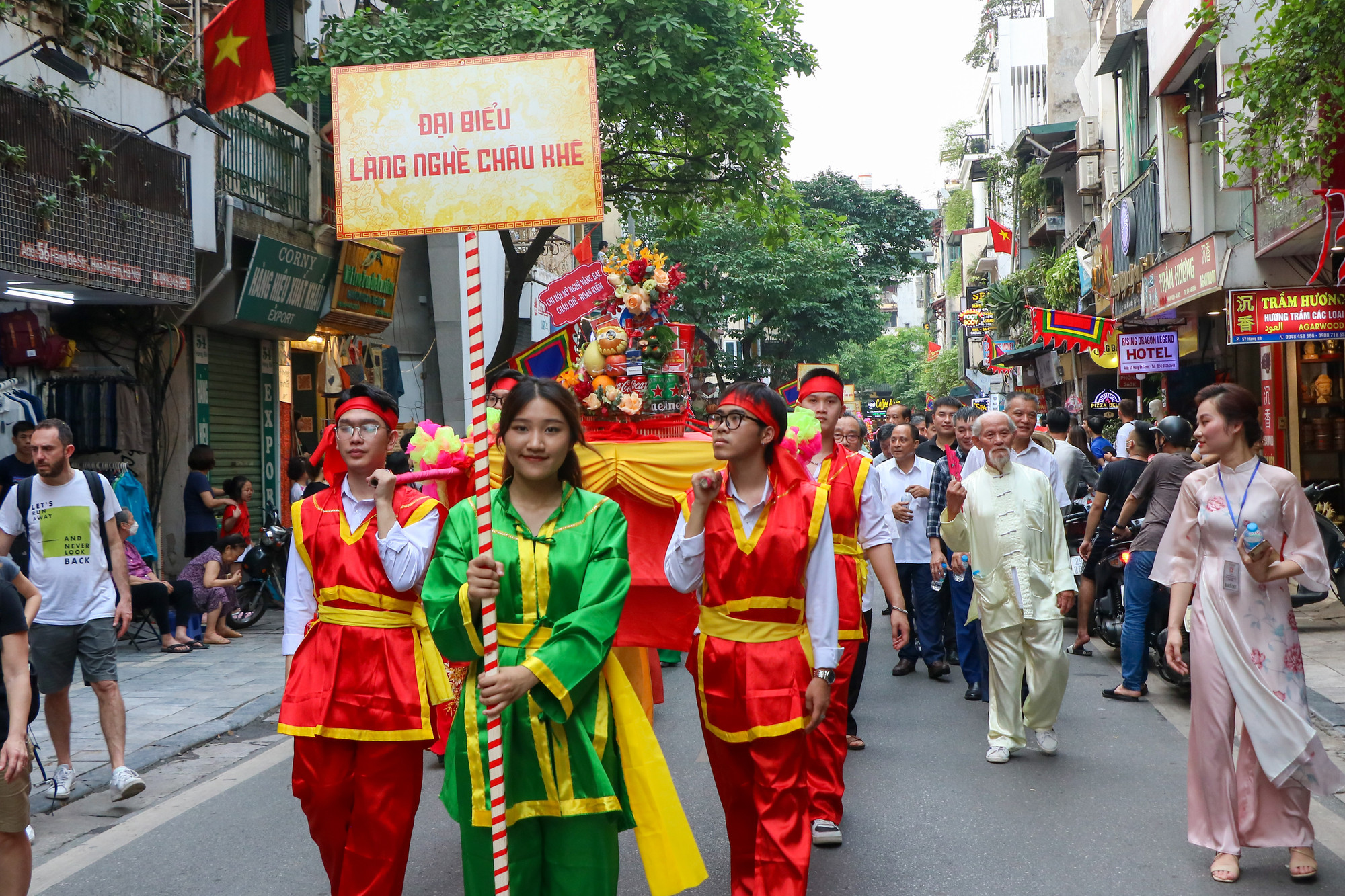 Đại biểu làng nghề Châu Khê tham gia buổi lễ rước với tinh thần phấn chấn, vui vẻ. Đại biểu làng nghề Châu Khê tham gia buổi lễ rước với tinh thần phấn chấn, vui vẻ.