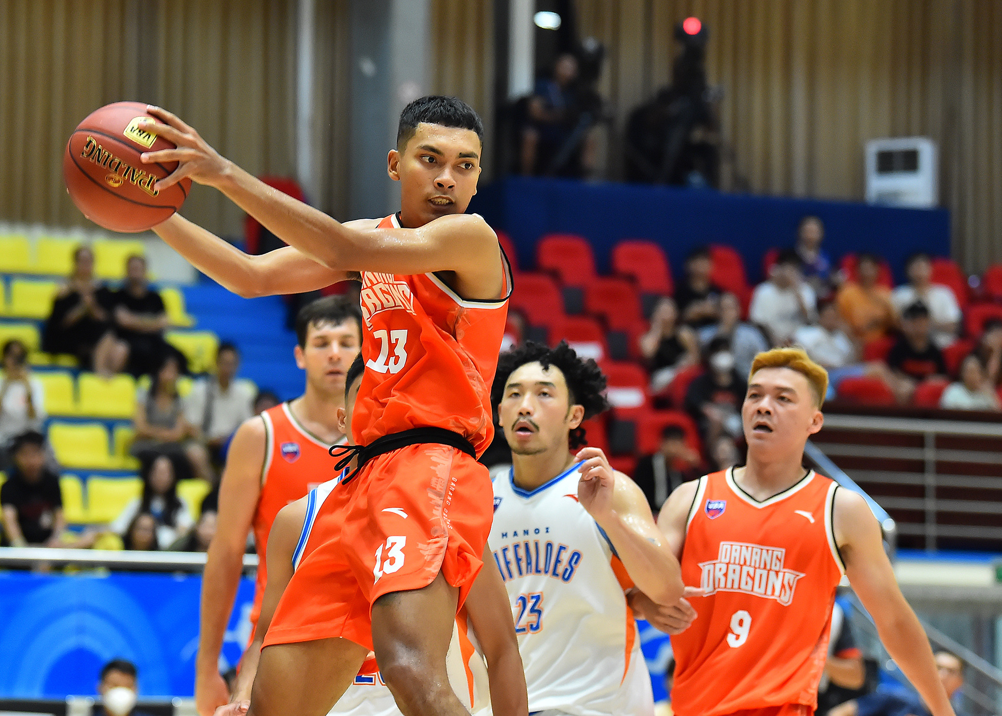 Nguyễn Anh Kiệt tiếp tục thi đấu năng nổ nhưng một mình anh là không đủ trước sự vượt trội của đội bóng Thủ đô.