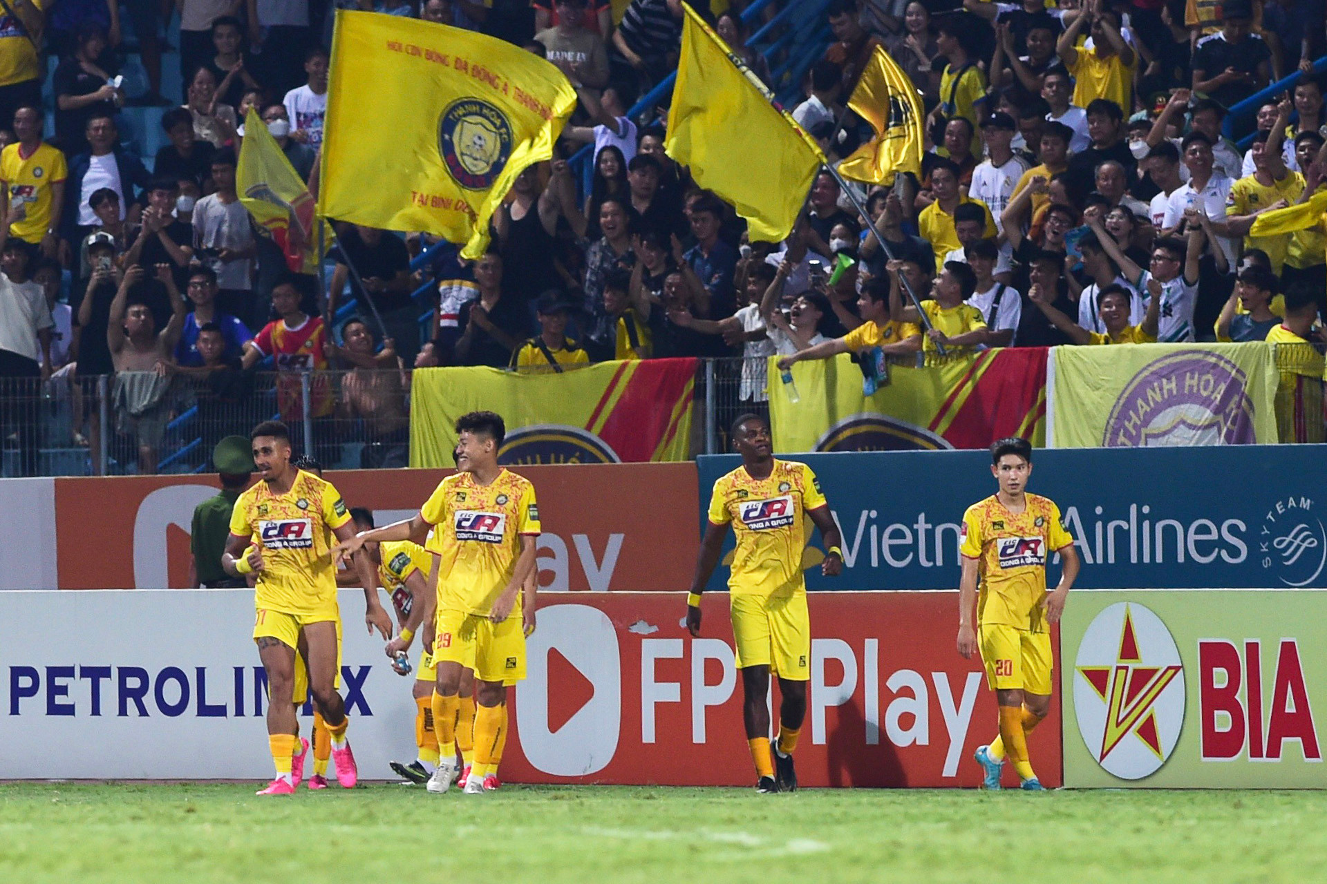 Phút 62, Đông Á Thanh Hóa gỡ hòa 1-1. Nhận đường chuyền từ đồng đội, Bruno Cunha ở sát vòng cấm địa tung cú sút chìm hiểm hóc, bóng đi thẳng vào lưới trong sự bất lực của thủ môn Filip Nguyễn.