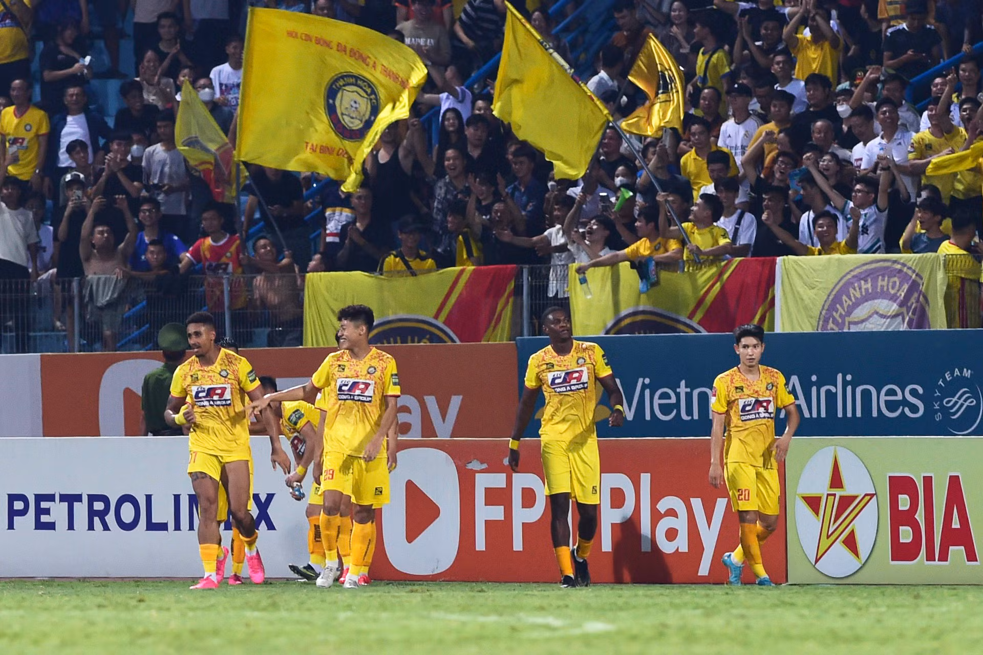 Phút 62, Đông Á Thanh Hóa gỡ hòa 1-1. Nhận đường chuyền từ đồng đội, Bruno Cunha ở sát vòng cấm địa tung cú sút chìm hiểm hóc, bóng đi thẳng vào lưới trong sự bất lực của thủ môn Filip Nguyễn.