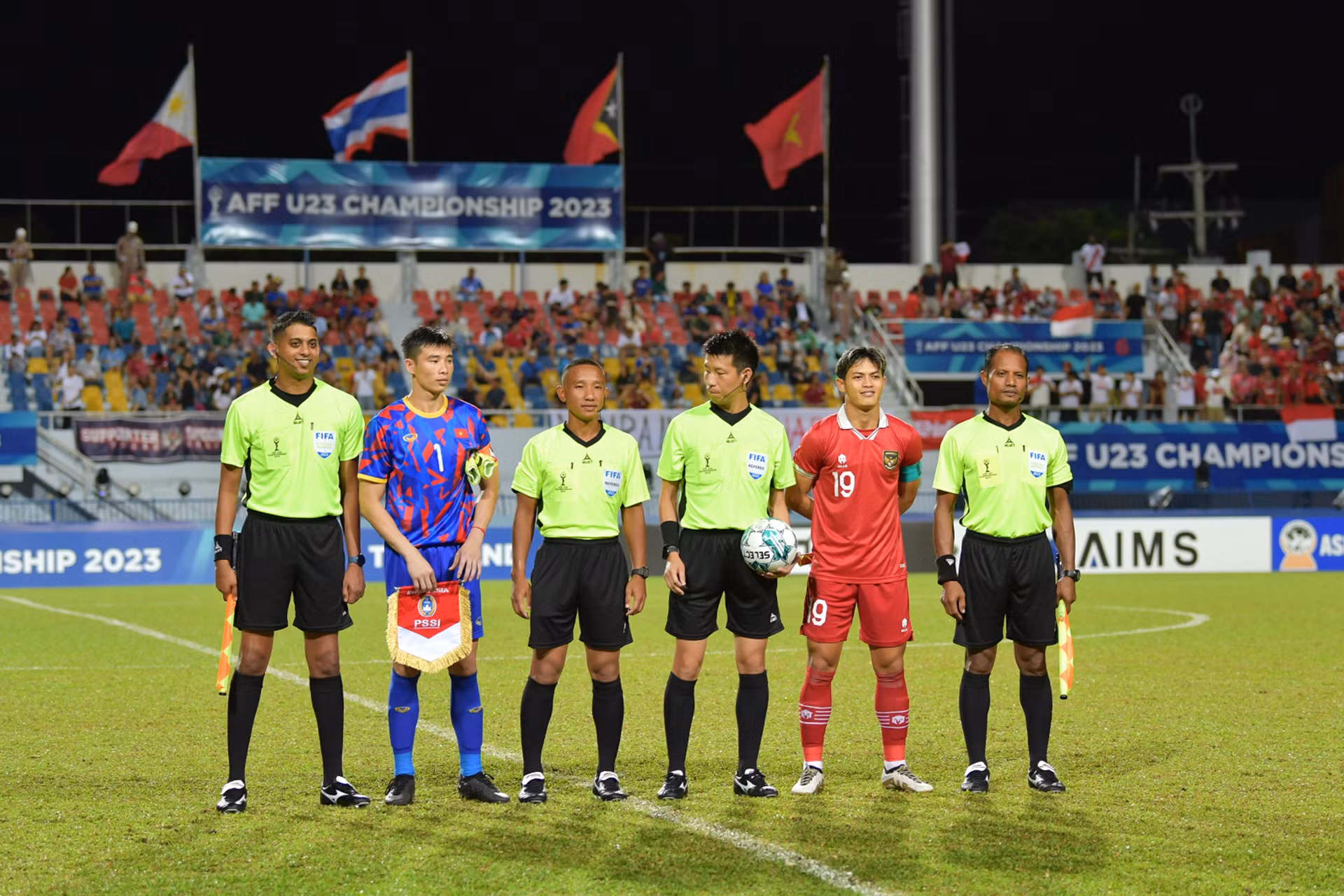 Đội trưởng hai đội cùng trọng tài.