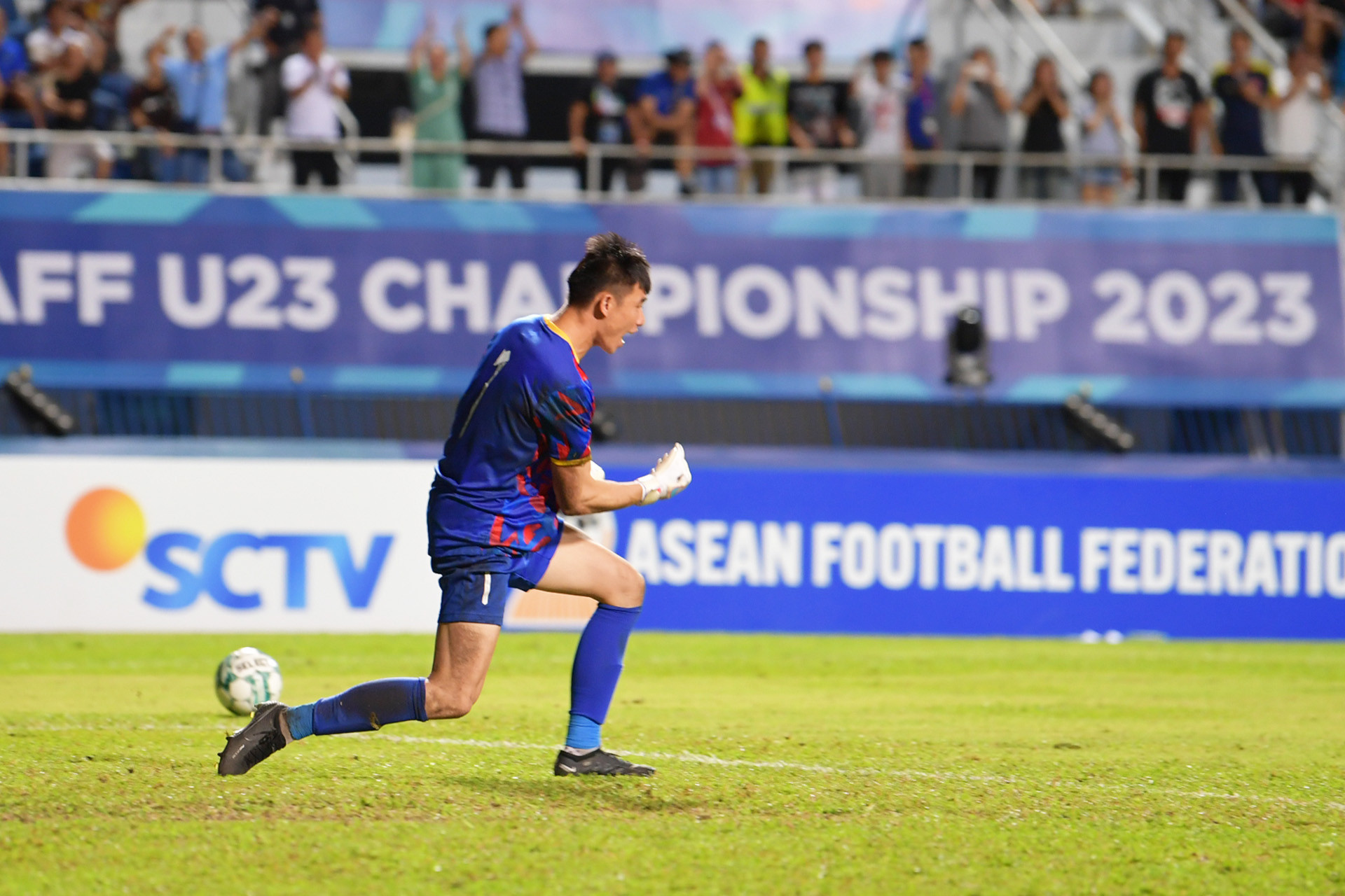 Niềm vui của Văn Chuẩn khi cản phá thành công cú sút của Ernando.