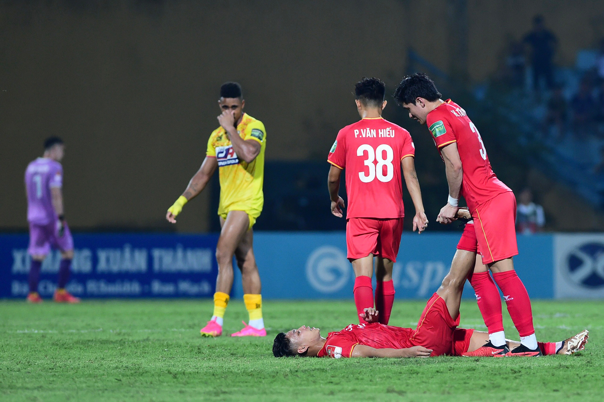 Trận đấu căng thẳng khiến nhiều cầu thủ xuống sức.