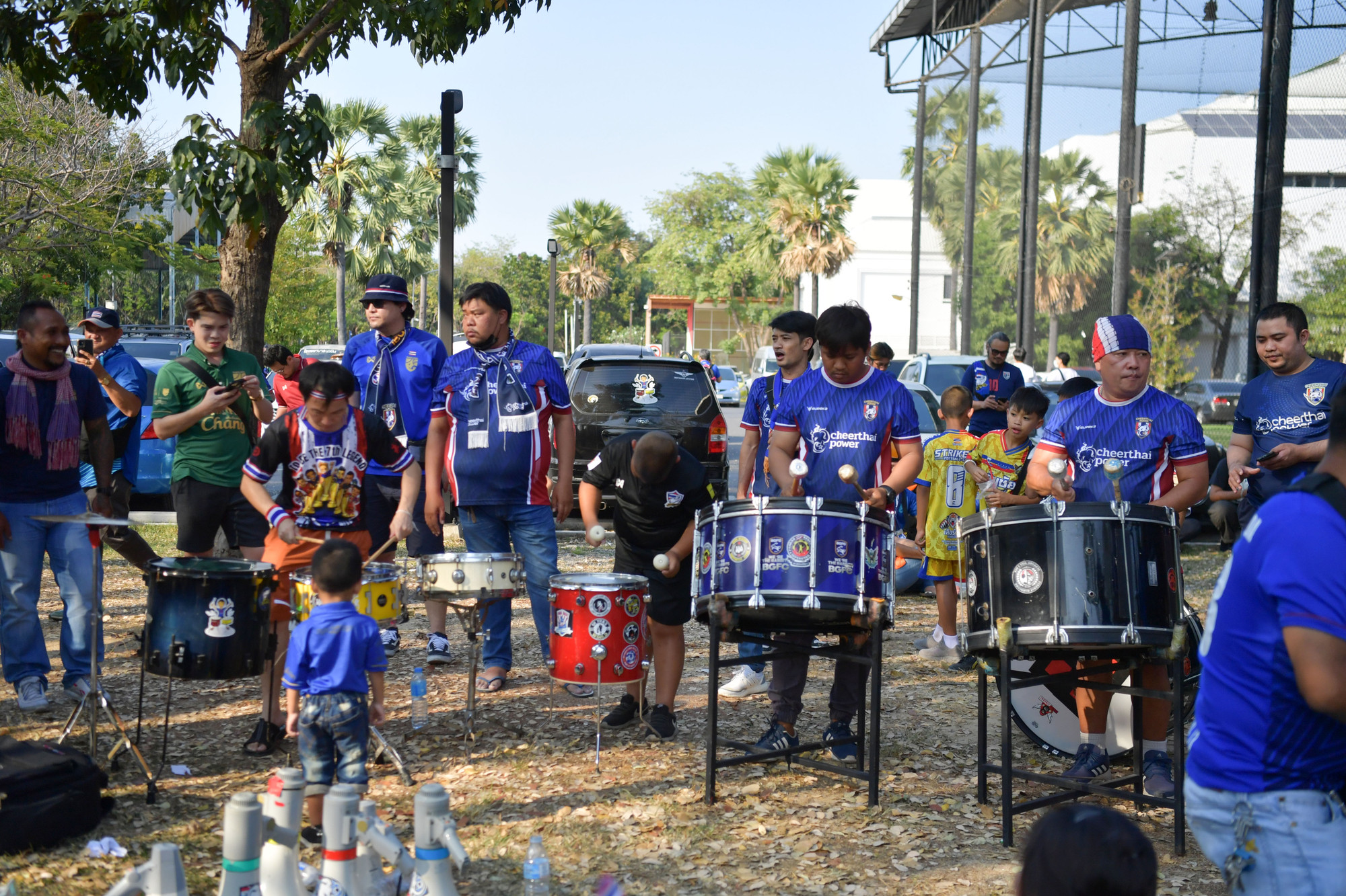 Các cổ động viên Thái Lan tập trung hát hò cổ vũ trước trận đấu.