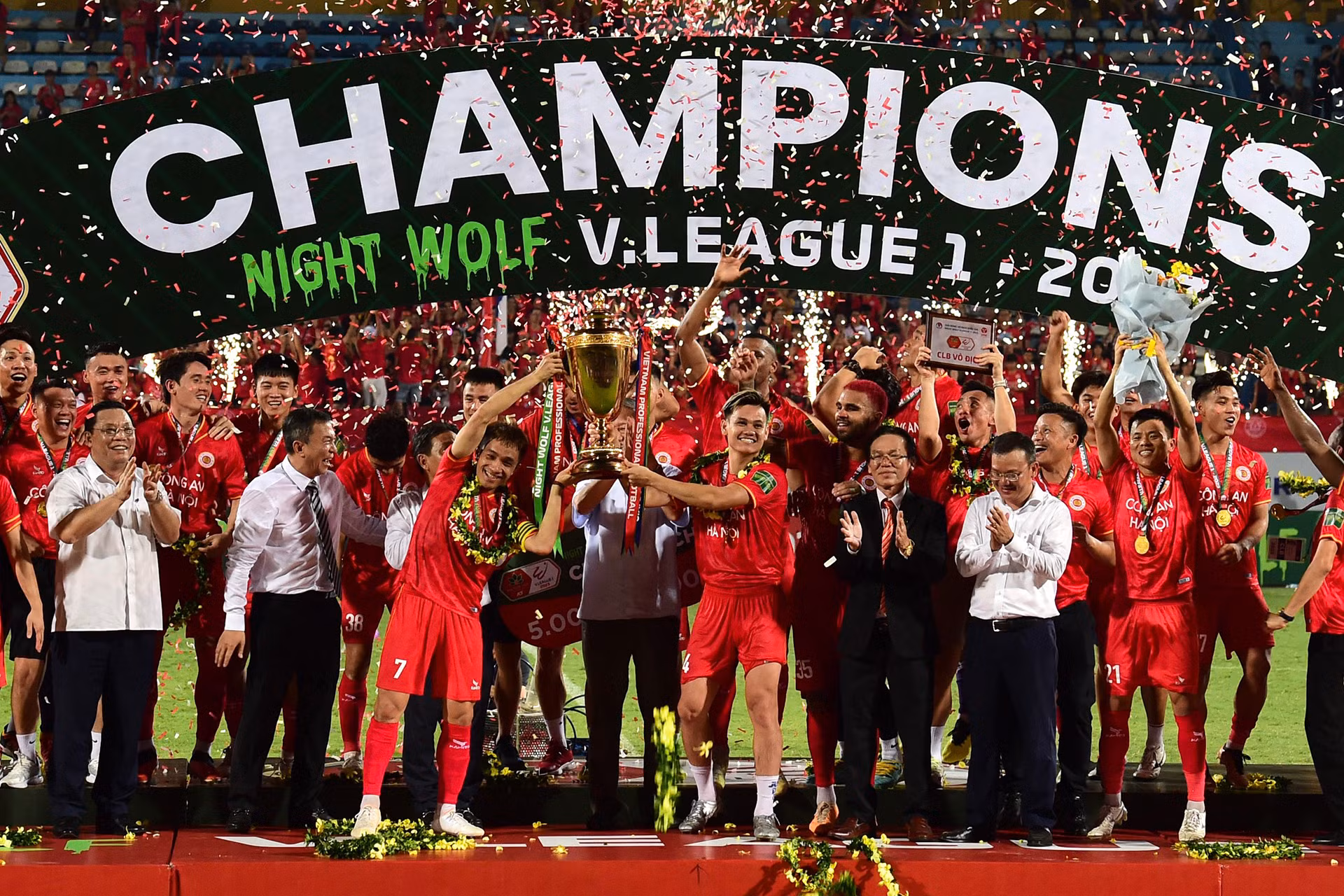 Niềm vui sướng của đội bóng ngành Công an khi trở thành nhà vô địch trong lần đầu tiên lên hạng chơi tại V-League.