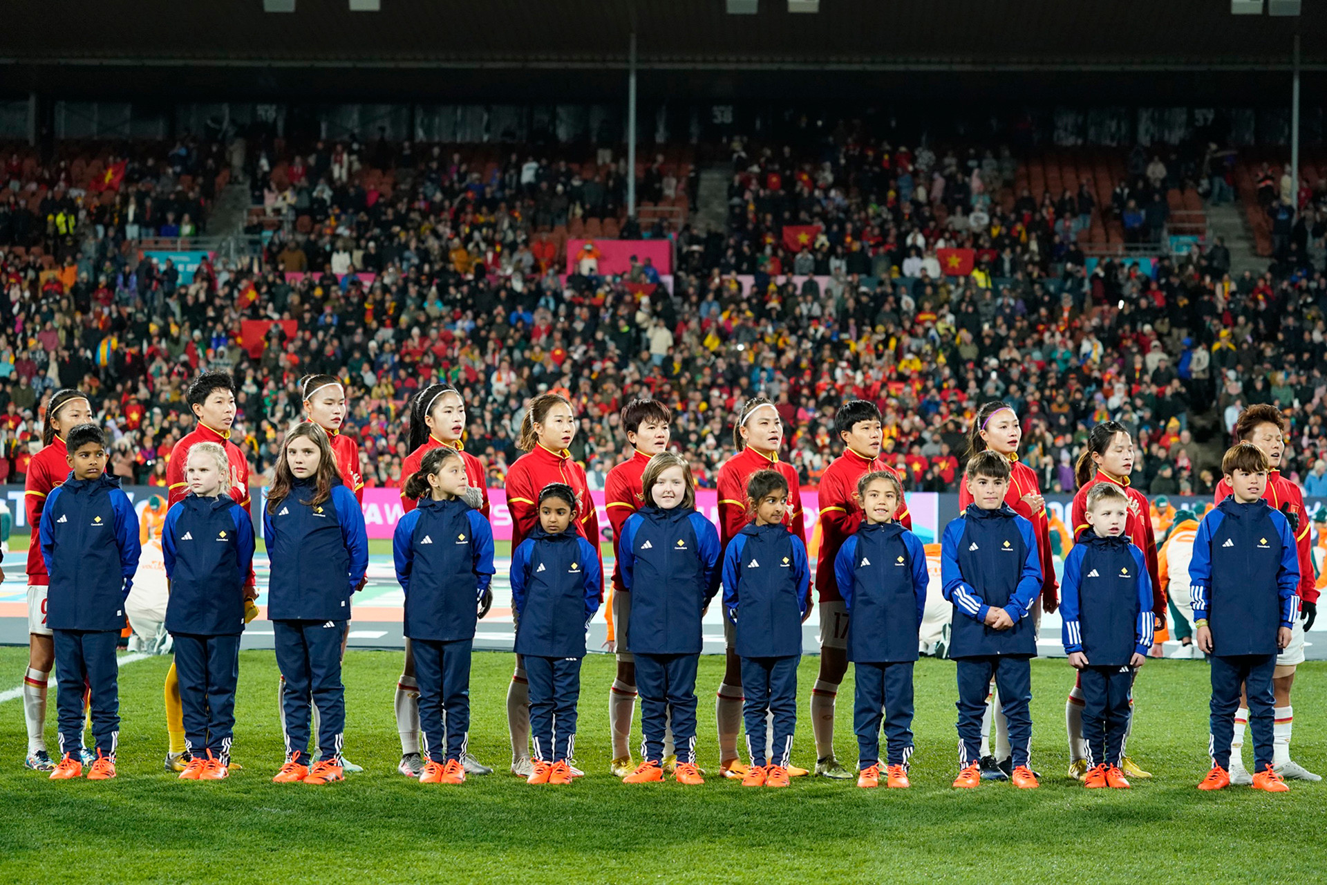 Đội tuyển nữ Việt Nam thực hiện nghi thức chào cờ trên sân vận động Waikato.