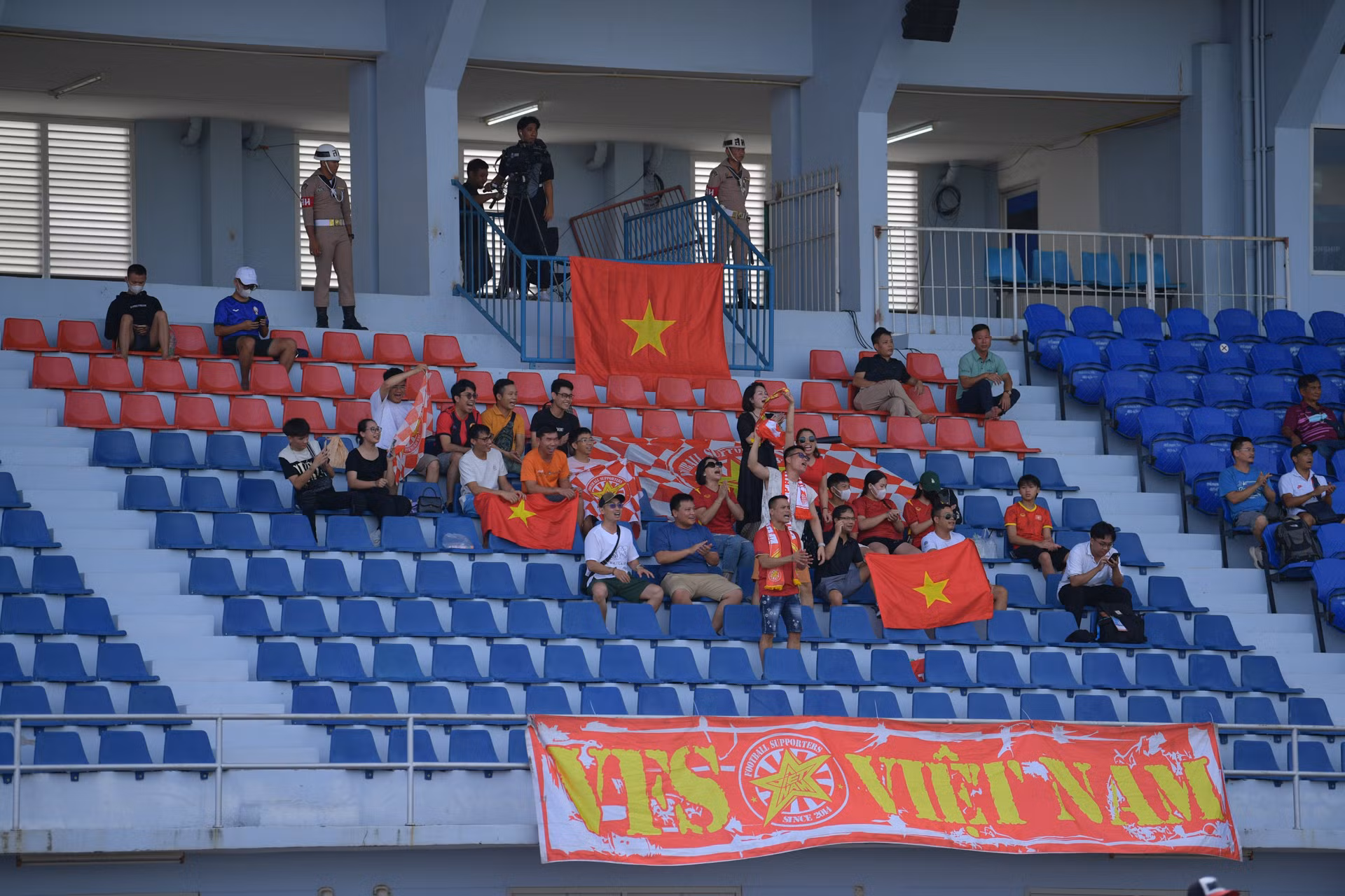 Lá cờ Việt Nam xuất hiện trên khán đài sân vận động Rayong.