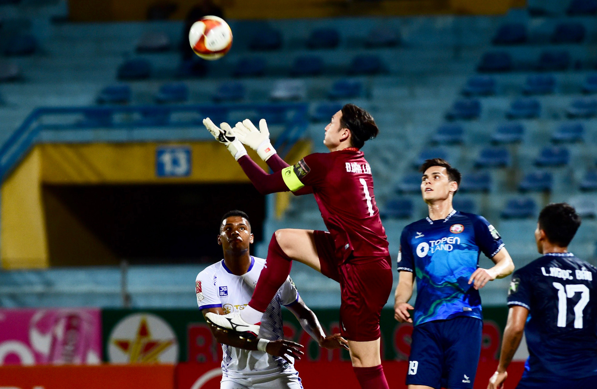 [Ảnh] Hà Nội rượt đuổi tỷ số cùng Bình Định ảnh 2