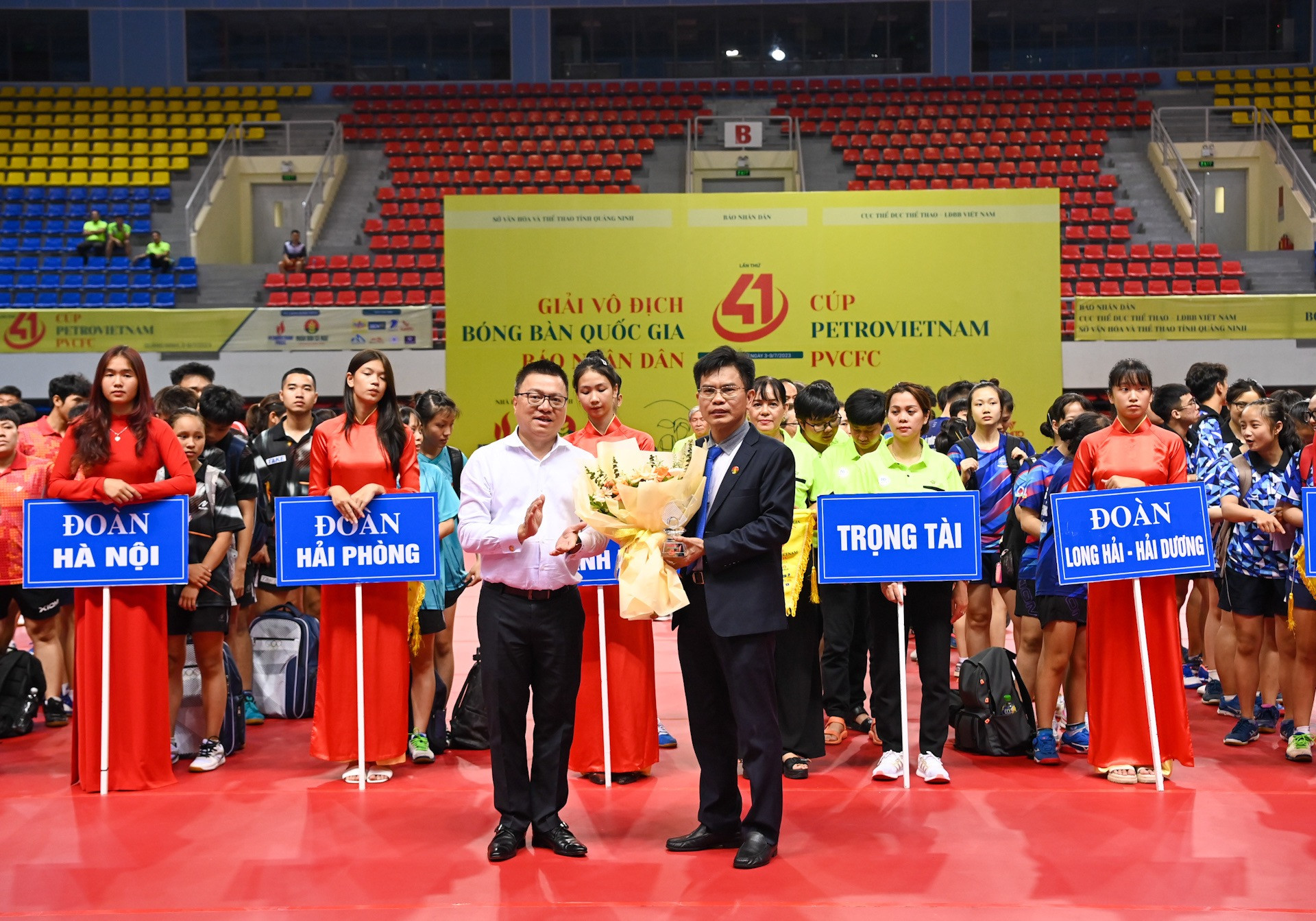 Để tỏ lòng tri ân nhà đồng hành chính là Công ty cổ phần Phân bón Dầu khí Cà Mau đã 11 năm liên tục đồng hành cùng giải đấu, Tổng Biên tập Lê Quốc Minh tặng hoa và Kỷ niệm chương cho ông Lê Tiến Hùng, Giám đốc Marketing Công ty cổ phần Phân bón Dầu khí Cà Mau.