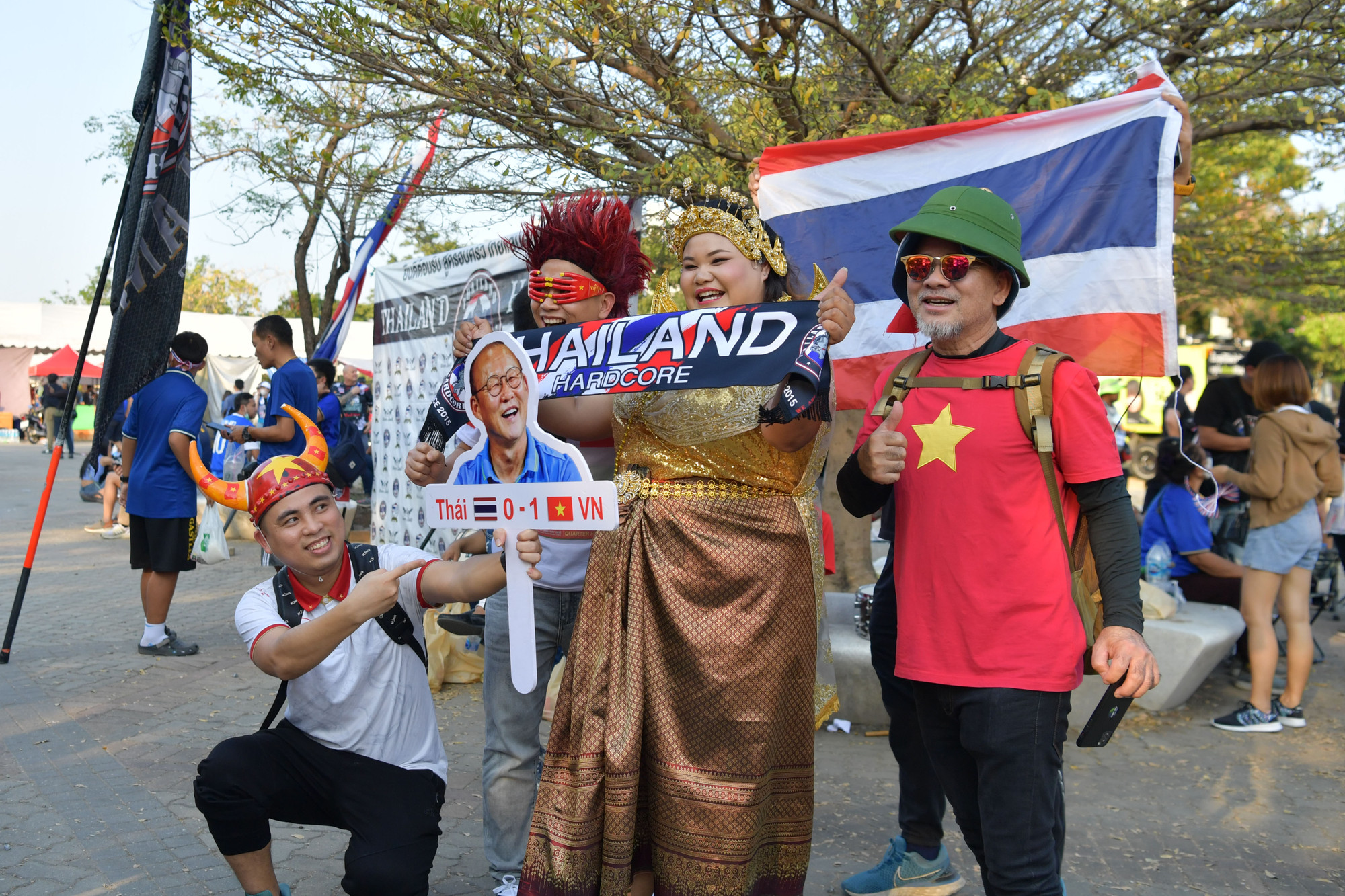 Cổ động viên Việt Nam và Thái Lan vui vẻ chụp ảnh cùng nhau.