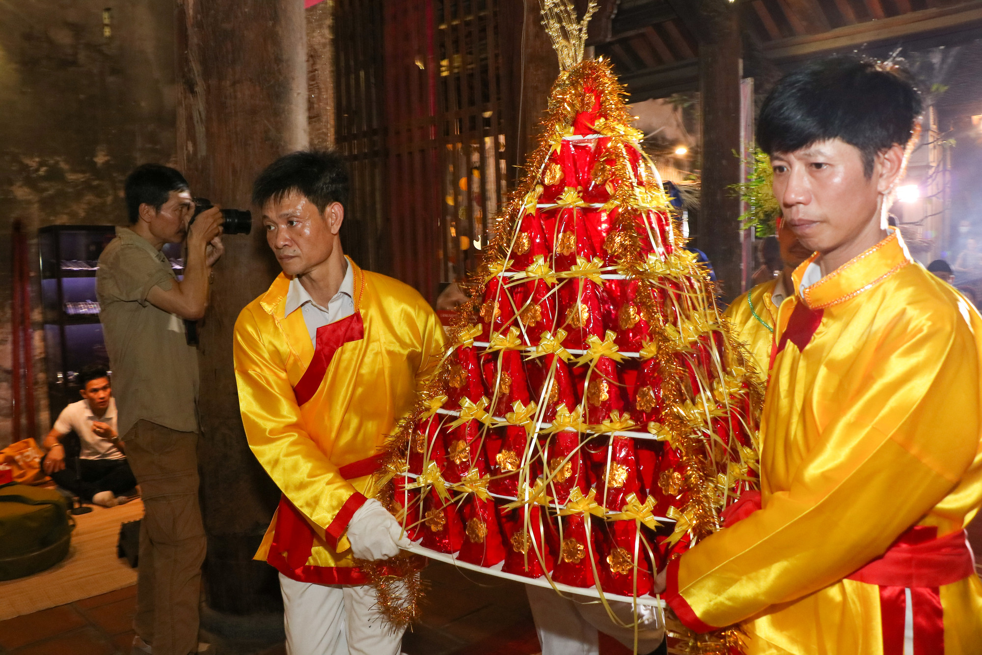 18 giờ cùng ngày, các đoàn đại biểu vào trong đình Kim Ngân để dâng lễ, kết thúc buổi rước lễ truyền thống. 18 giờ cùng ngày, các đoàn đại biểu vào trong đình Kim Ngân để dâng lễ, kết thúc buổi rước lễ truyền thống.