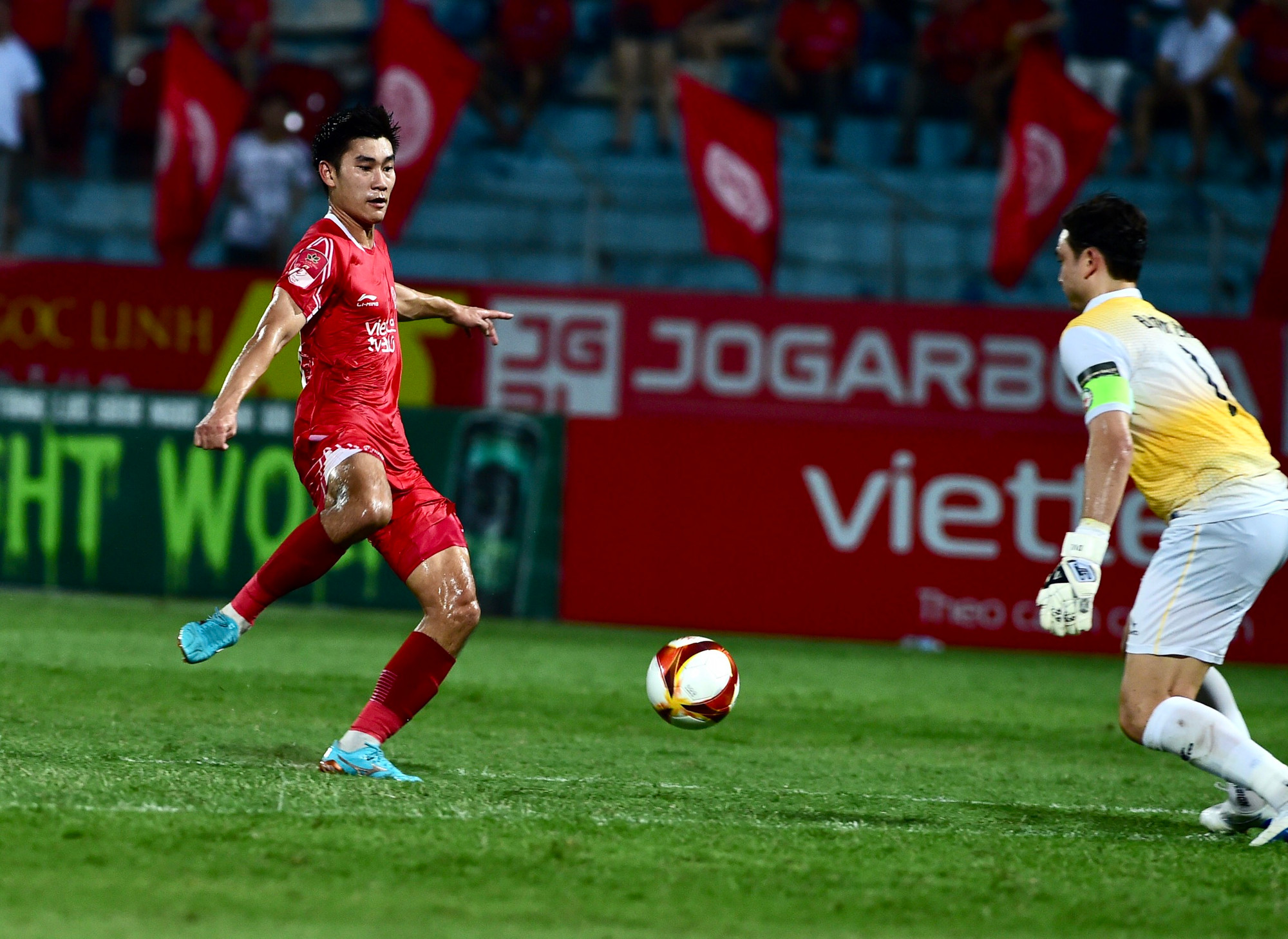 Nhâm Mạnh Dũng uy hiếp khung thành của Đặng Văn Lâm.