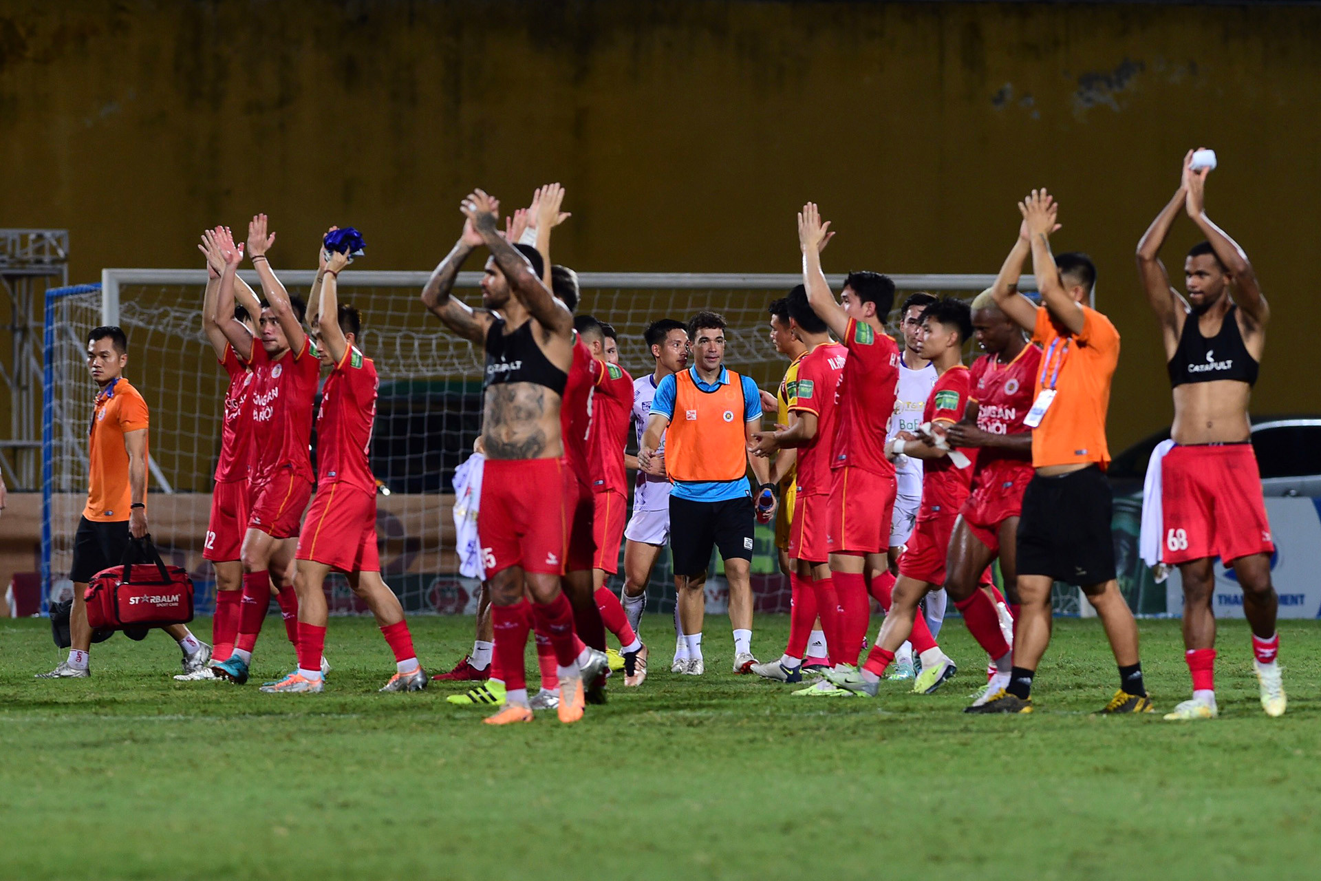 Các cầu thủ đội Công an Hà Nội cảm ơn các cổ động viên đã "tiếp lửa" cho trận đấu.