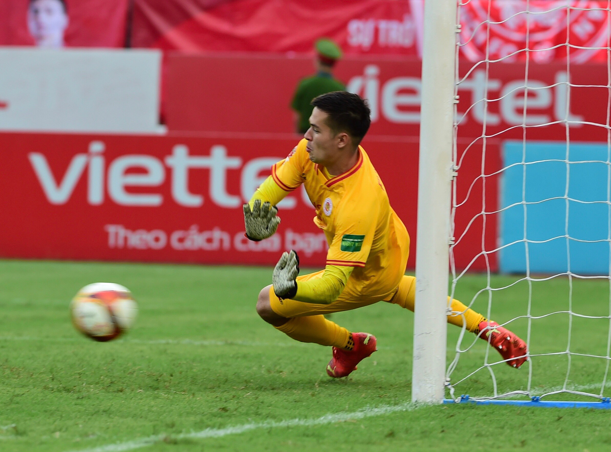 Viettel mắc nhiều lỗi ở hiệp 1 và còn không gặp may mắn. Phút 45, Viettel được hưởng quả phạt đền sau khi kiểm tra công nghệ VAR. Lỗi thuộc về Bùi Tiến Dụng với cú đạp chân đối với Đức Chiến. Trên chấm 11m, Đức Chiến thực hiện quả phạt đền nhưng cú đá bị thủ thành Filip Nguyễn bắt dính.