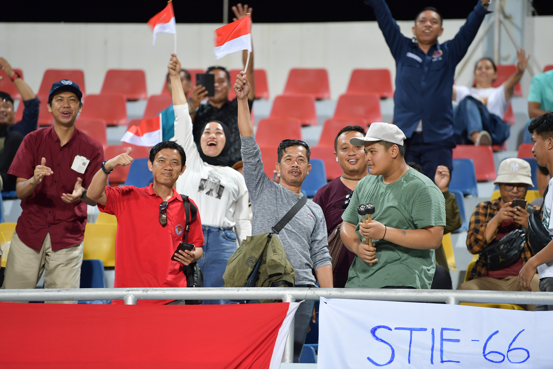 Cổ động viên "tiếp lửa" cho U23 Indonesia.