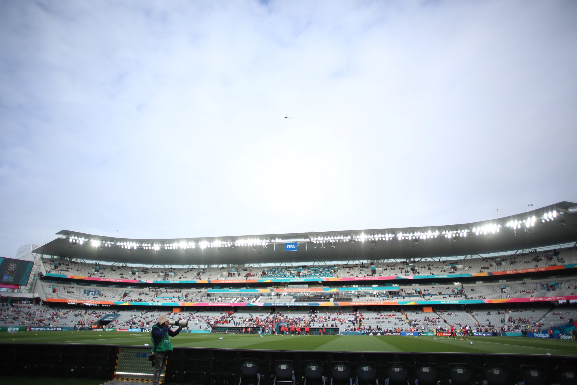 Các hàng ghế trên sân vận động Eden Park dần được lấp kín.