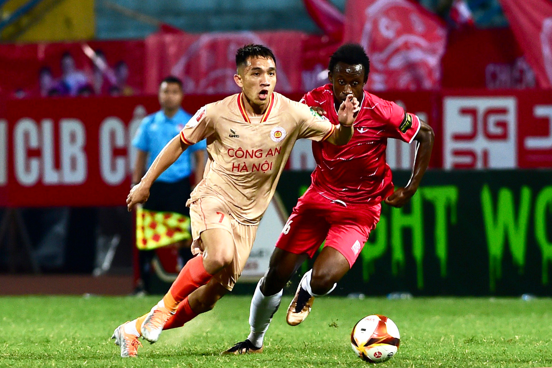 Pha tranh bóng giữa cầu thủ Công an Hà Nội (áo vàng) và Hải Phòng (áo đỏ).