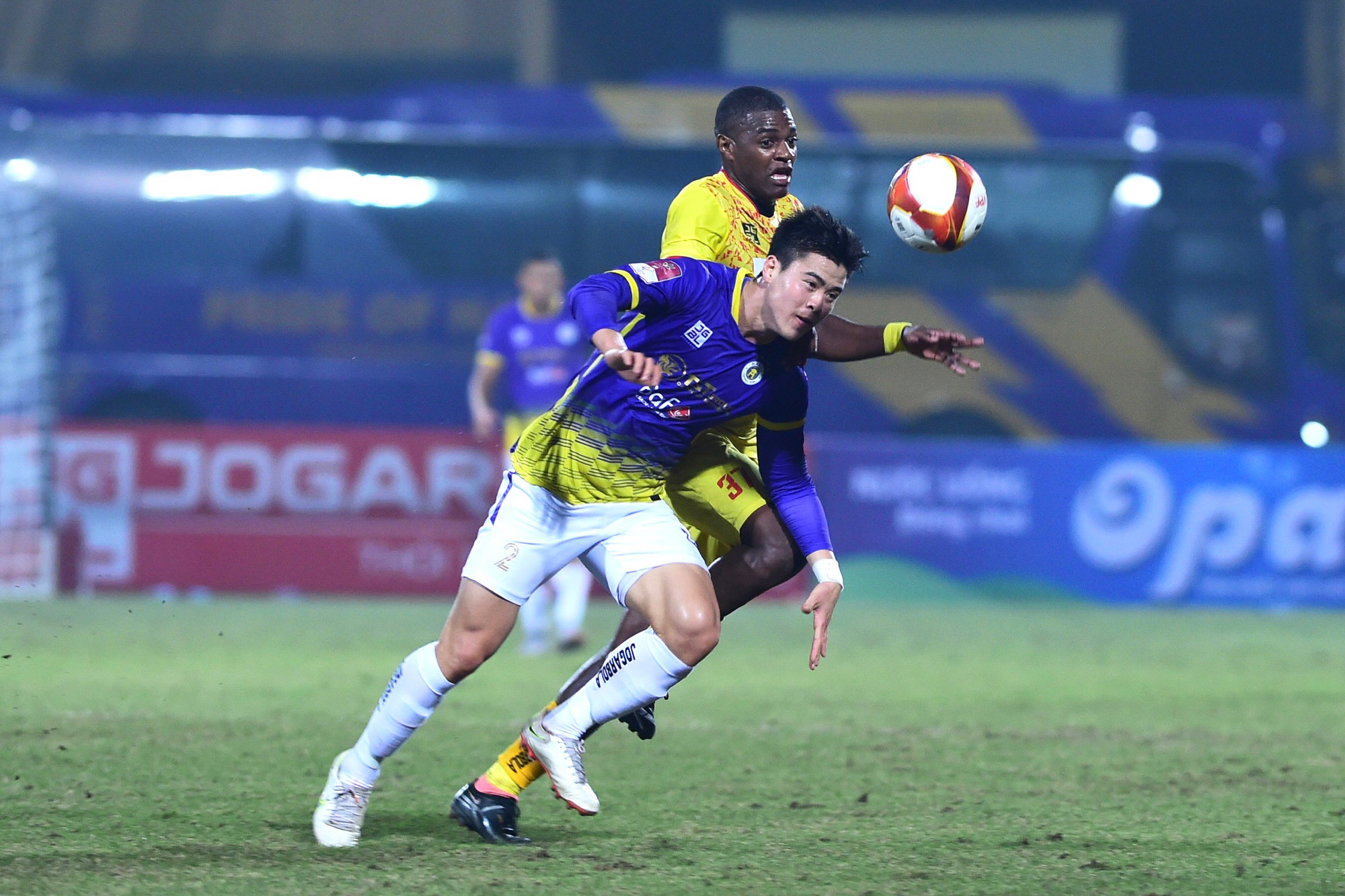 Duy Mạnh thi đấu khá năng nổ.