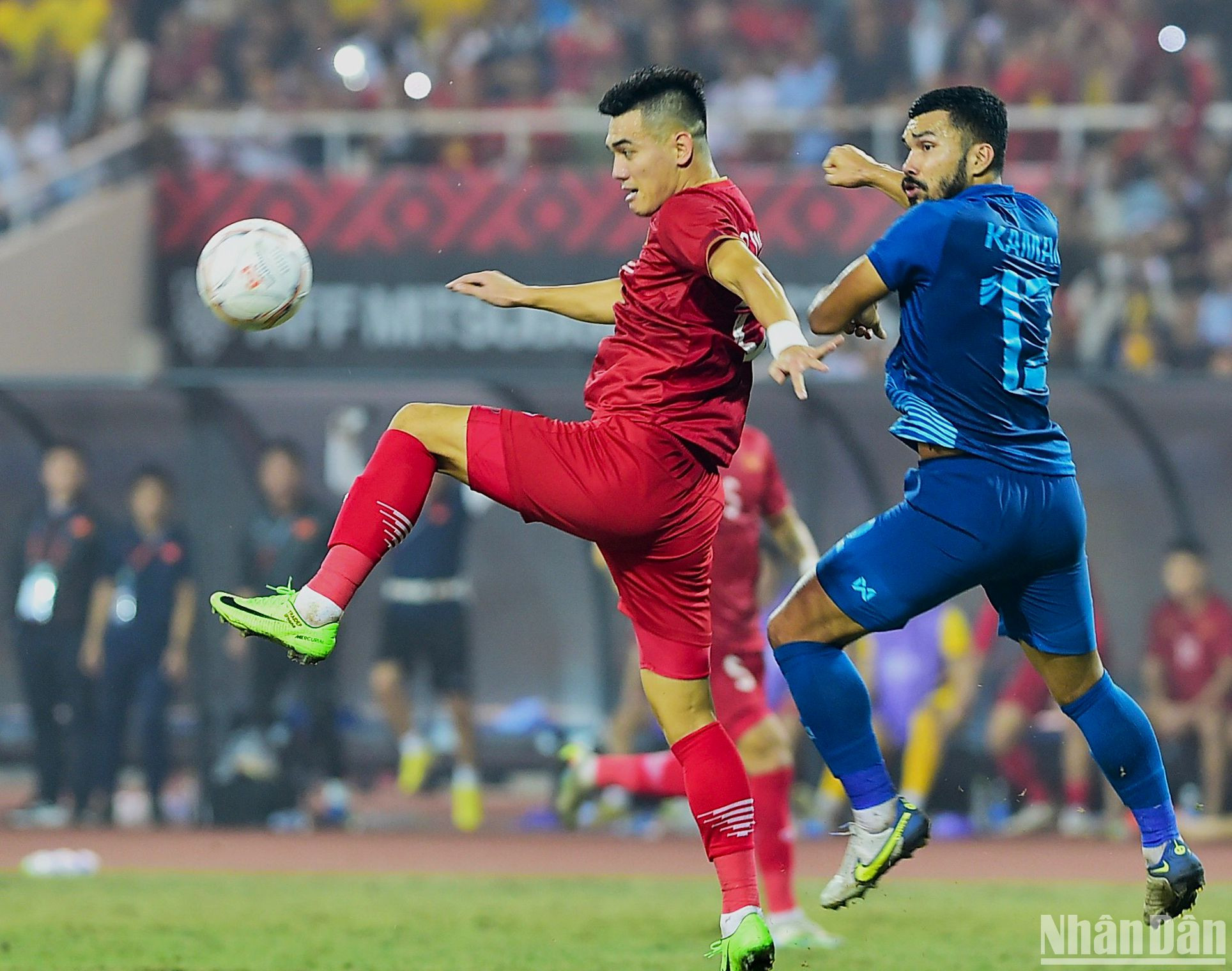 Tiến Linh vẫn là điểm sáng hiếm hoi trên hàng công. (Ảnh: TRẦN HẢI)