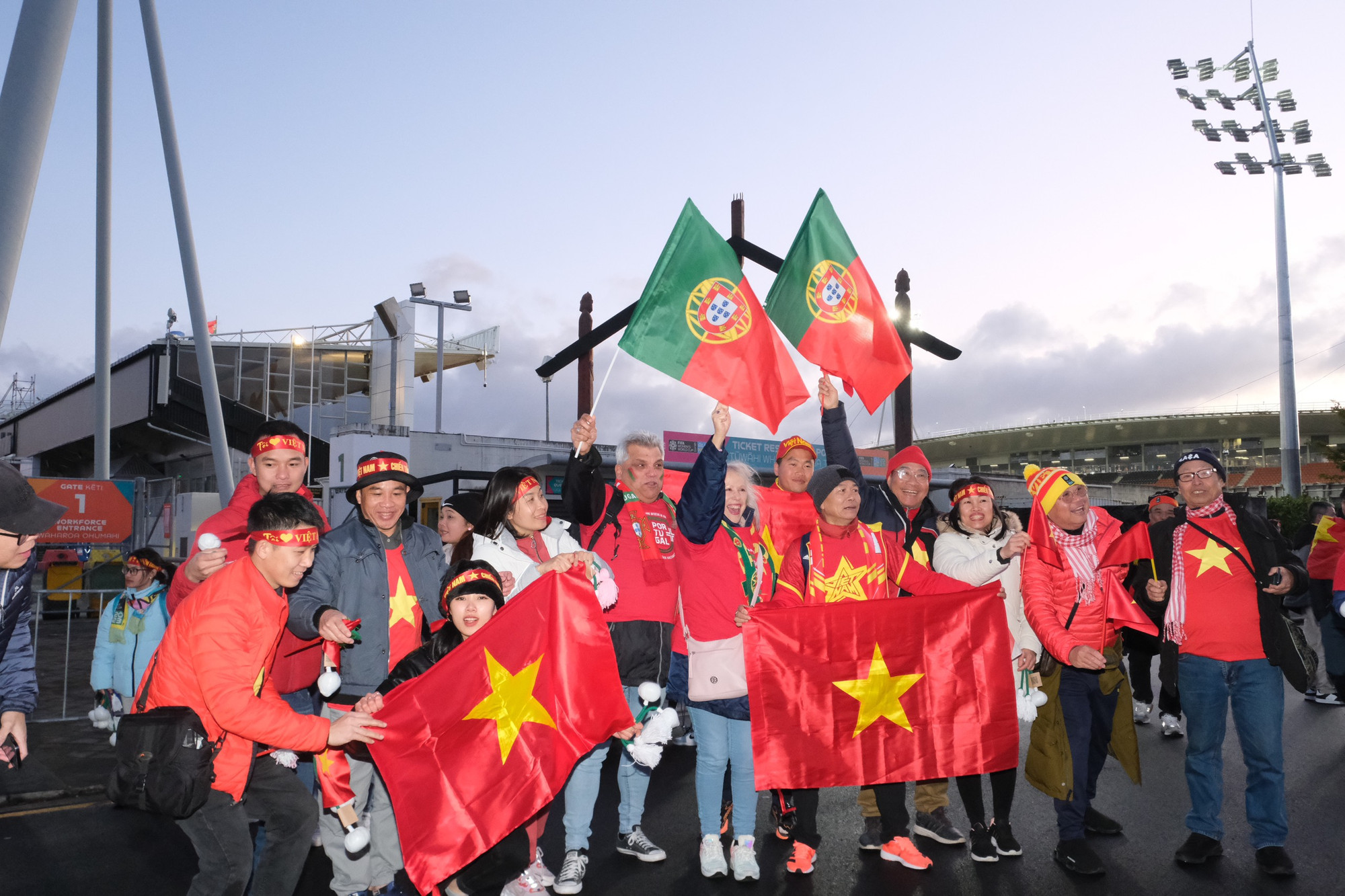 Hòa chung niềm hân hoan của hai hội cổ động viên.