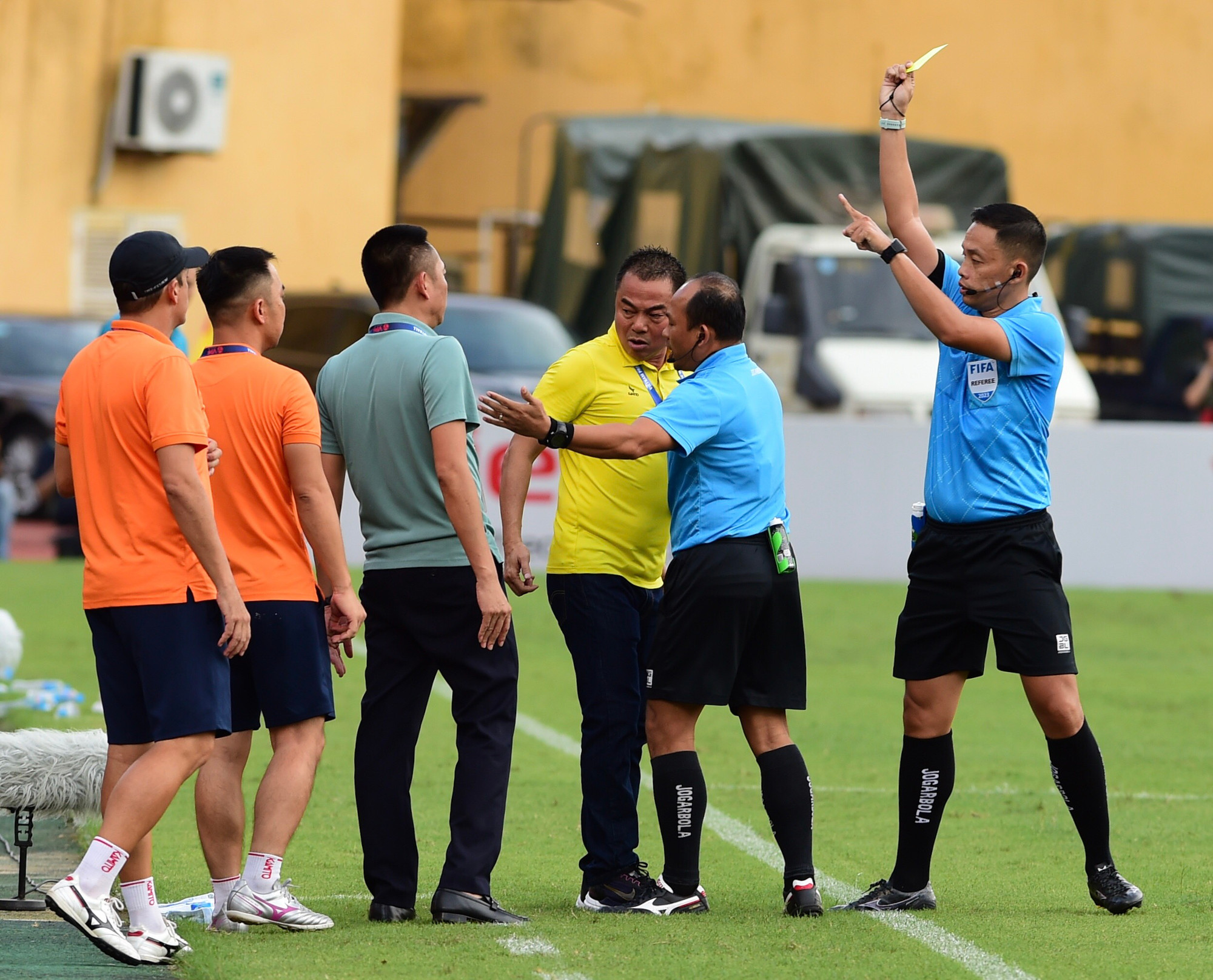 Giám đốc kỹ thuật Công an Hà Nội nhận thẻ vàng từ trọng tài.