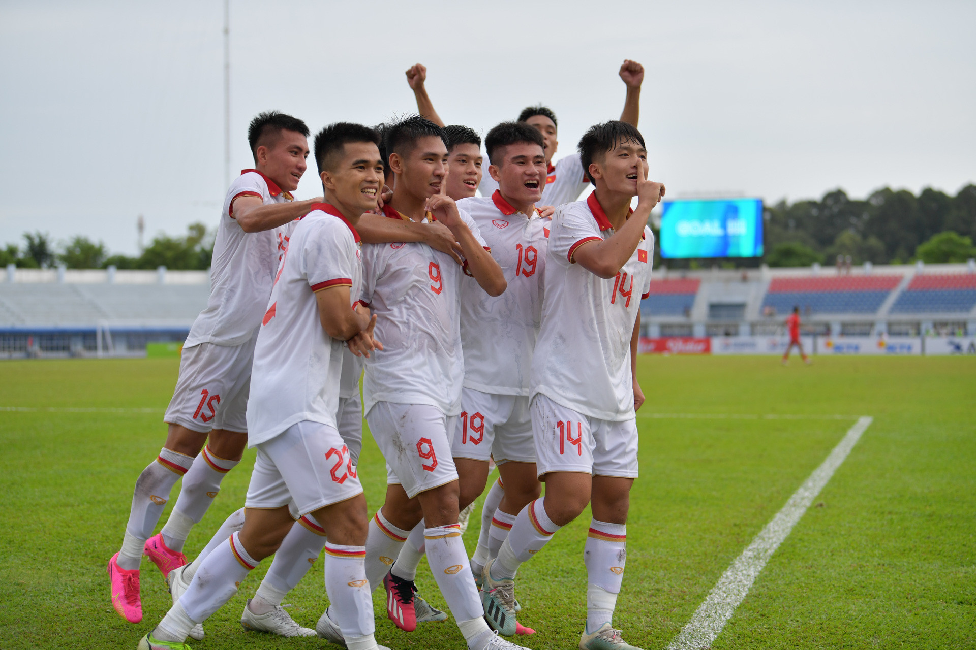 Các thành viên U23 Việt Nam ăn mừng bàn thắng gần như ấn định chiến thắng.