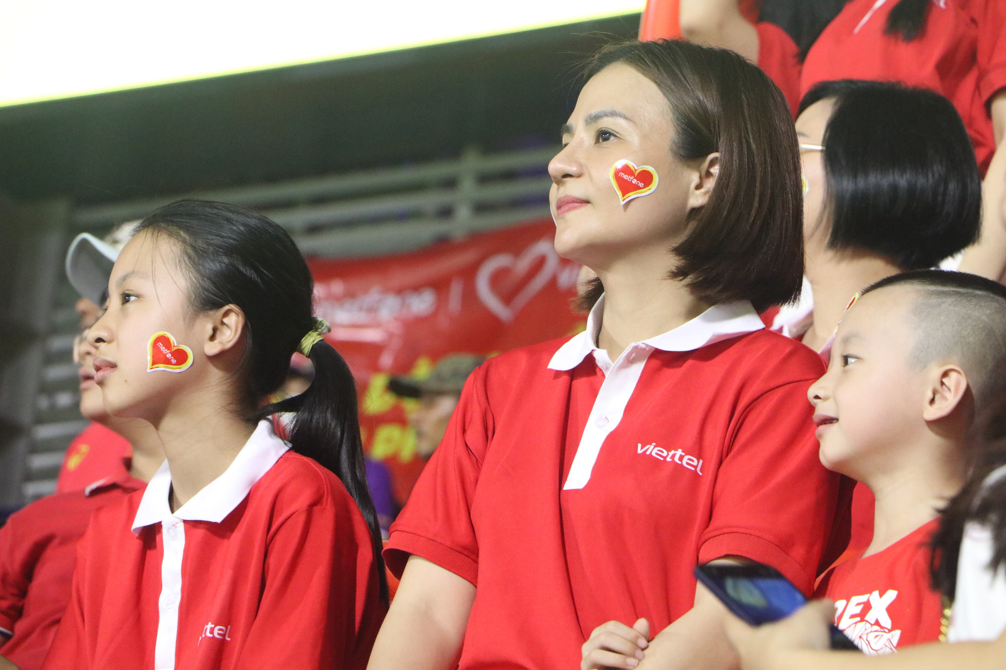 Nhiều gia đình đưa trẻ em đến xem để các bé được hòa mình vào không khí thể thao hữu nghị và niềm tự hào dân tộc.