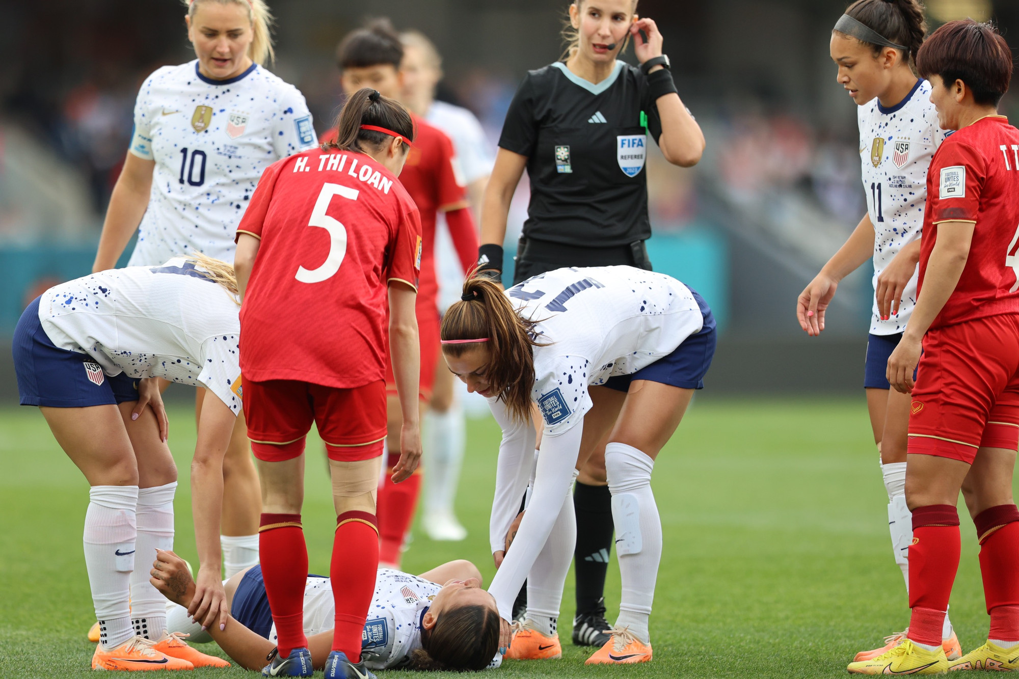 Ngay từ phút đầu tiên, Trinity Rodman đã có va chạm cùng hậu vệ Trần Thị Thu và phải nằm sân, may mắn là cô không bị dính chấn thương.