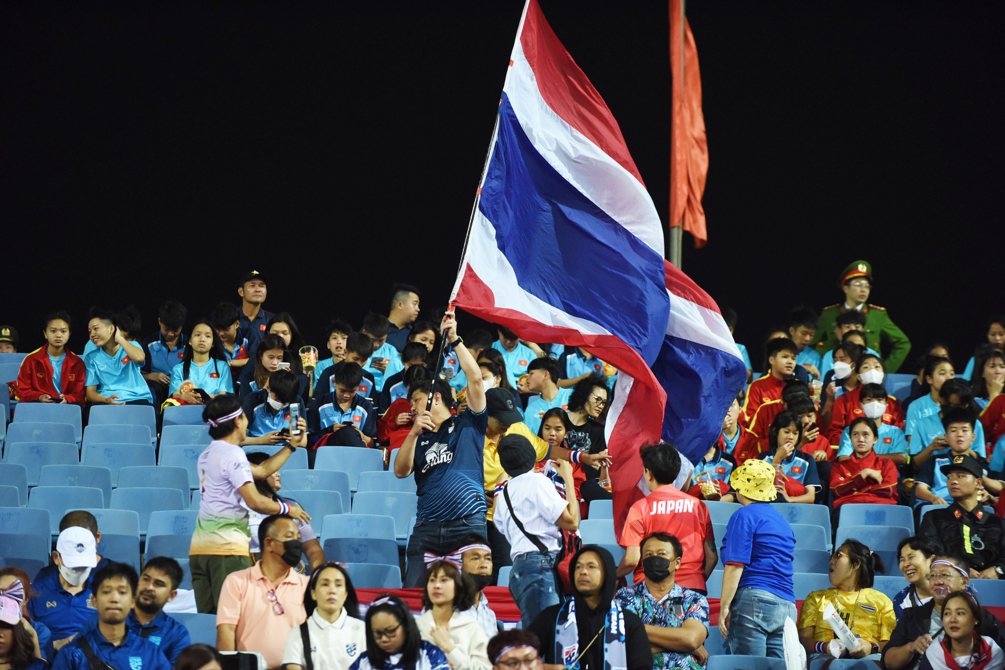 Các cổ động viên Thái Lan đến với sân Mỹ Đình.