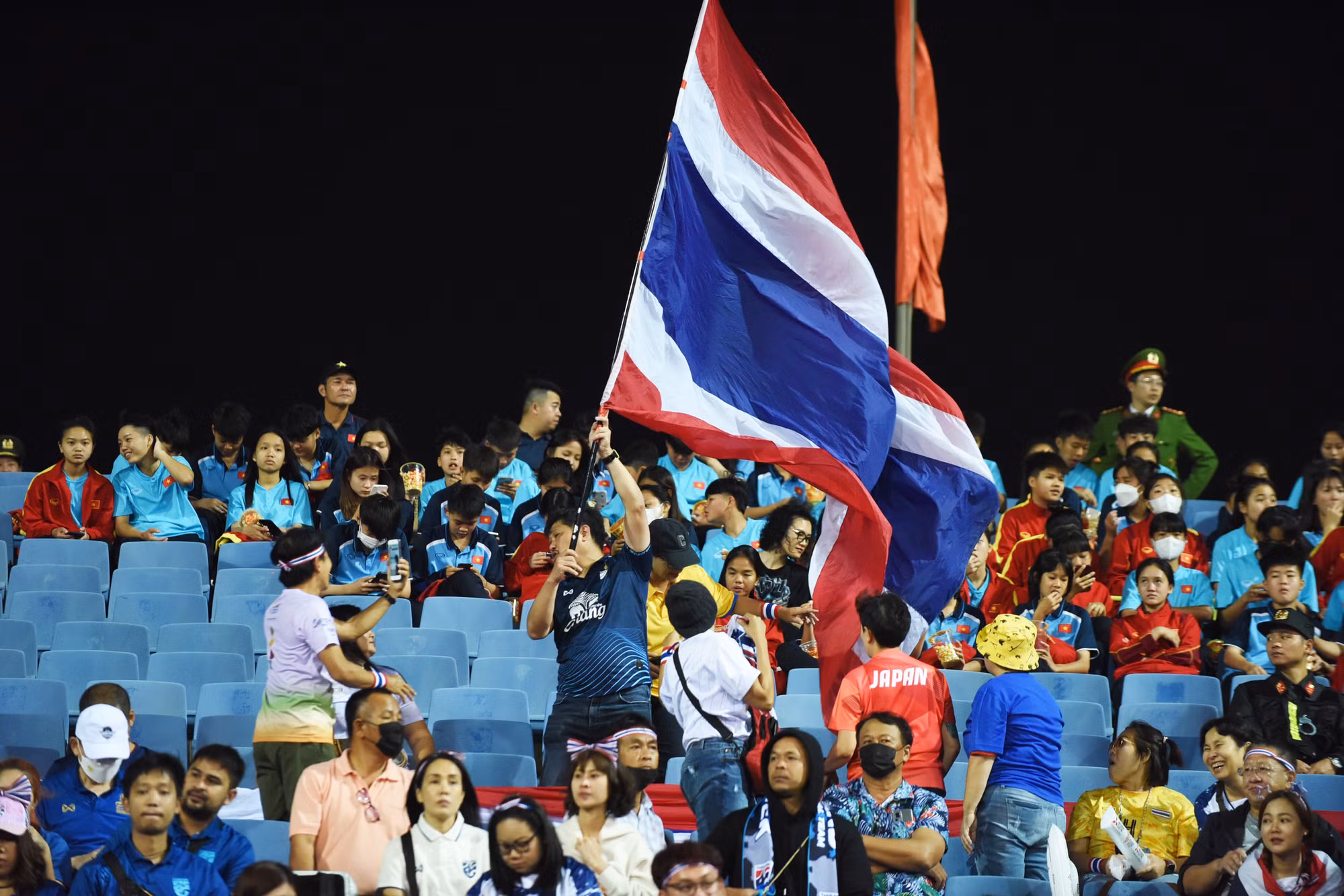 Các cổ động viên Thái Lan đến với sân Mỹ Đình.