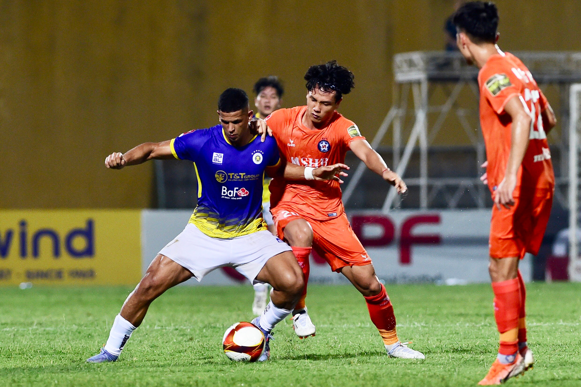 Các ngoại binh của Hà Nội gặp khó trước hàng thủ Đà Nẵng. Các ngoại binh của Hà Nội gặp khó trước hàng thủ Đà Nẵng.