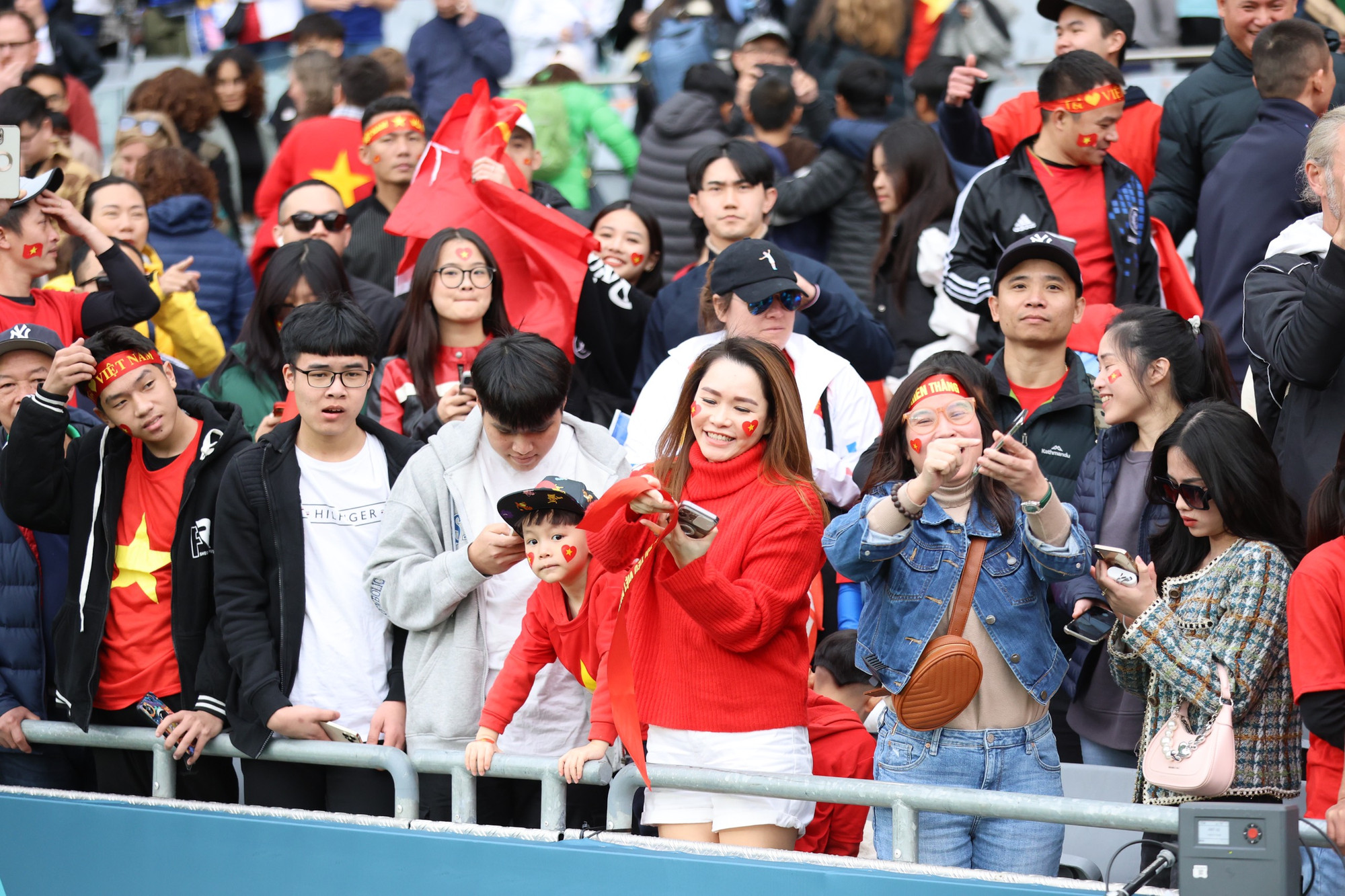 Mặc dù thất bại trước tuyển nữ Mỹ, thế nhưng có thể thấy sự hài lòng trên gương mặt của các cổ động viên Việt Nam.