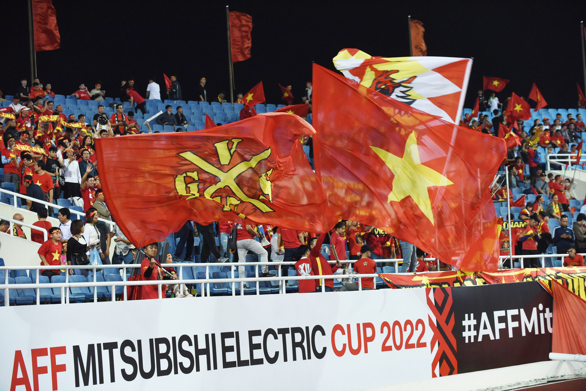 Sắc đỏ tràn ngập sân Mỹ Đình.