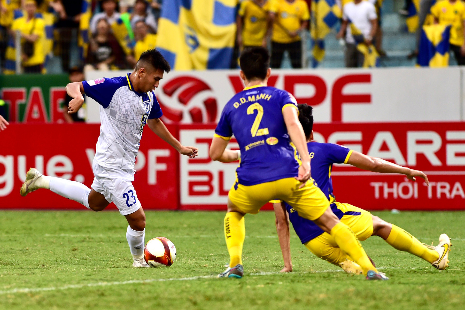 Sang đầu hiệp 2, các cầu thủ Sông Lam Nghệ An nắm thế chủ động.