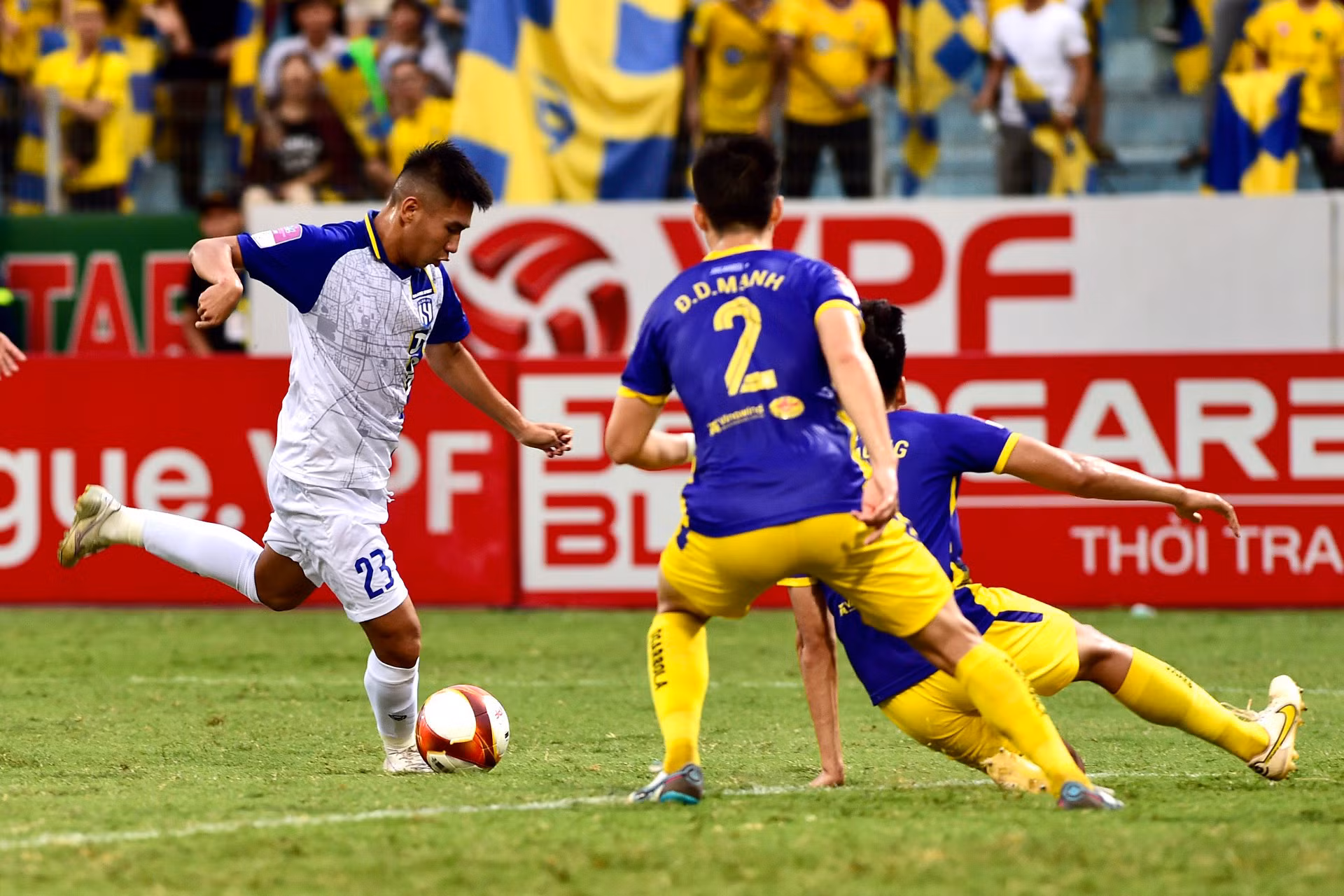 Sang đầu hiệp 2, các cầu thủ Sông Lam Nghệ An nắm thế chủ động.