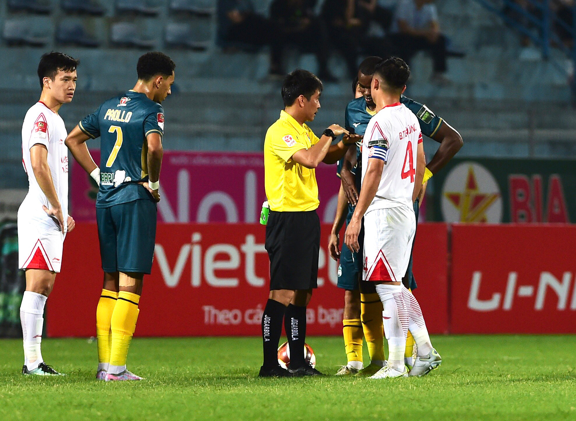 Trận đấu diễn ra căng thẳng khiến trọng tài chính liên tục nhắc nhở cầu thủ hai đội.
