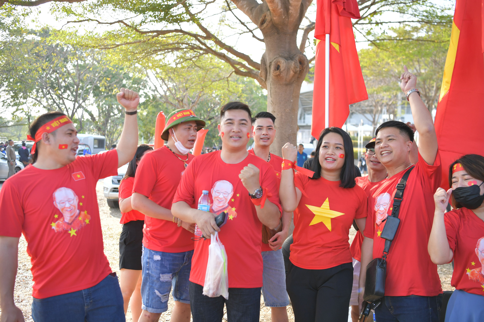 Nhiều cổ động viên đã cất công bay từ Việt Nam sang để cổ vũ cho đội tuyển.