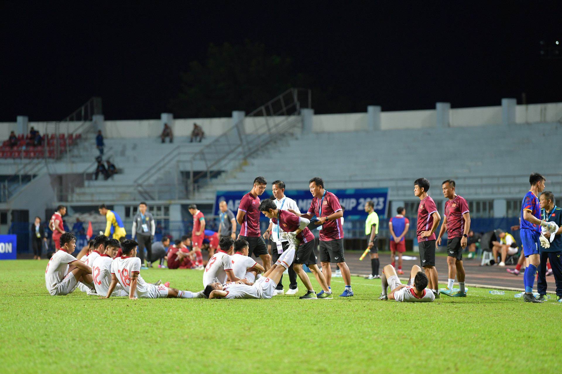 Các cầu thủ thấm mệt sau 120 phút thi đấu căng thẳng.