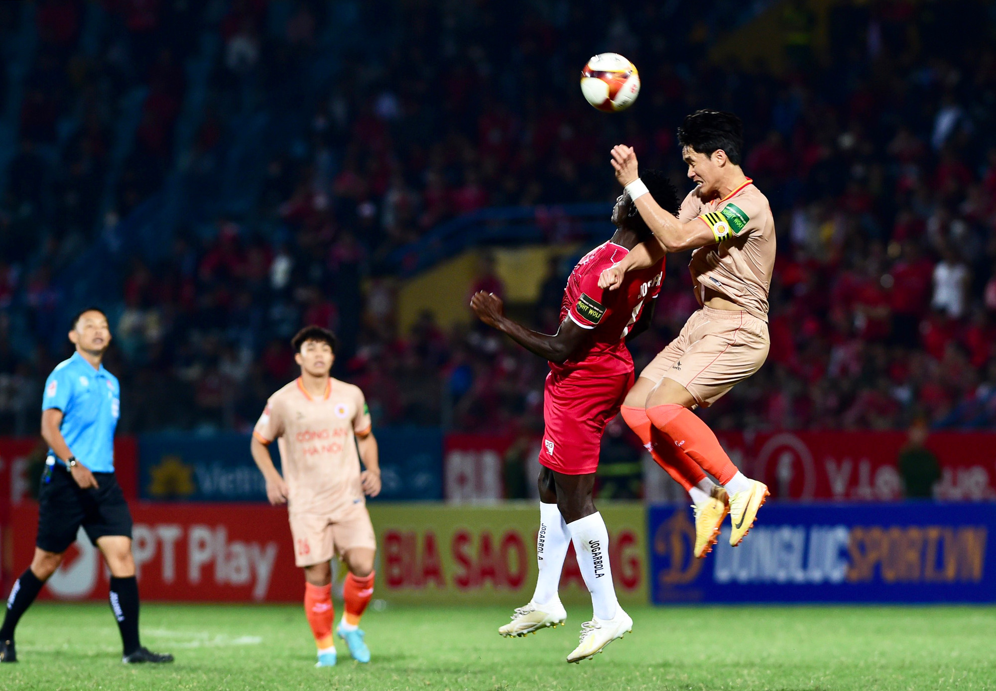 Cầu thủ Công an Hà Nội khống chế đường bóng bổng của Hải Phòng.