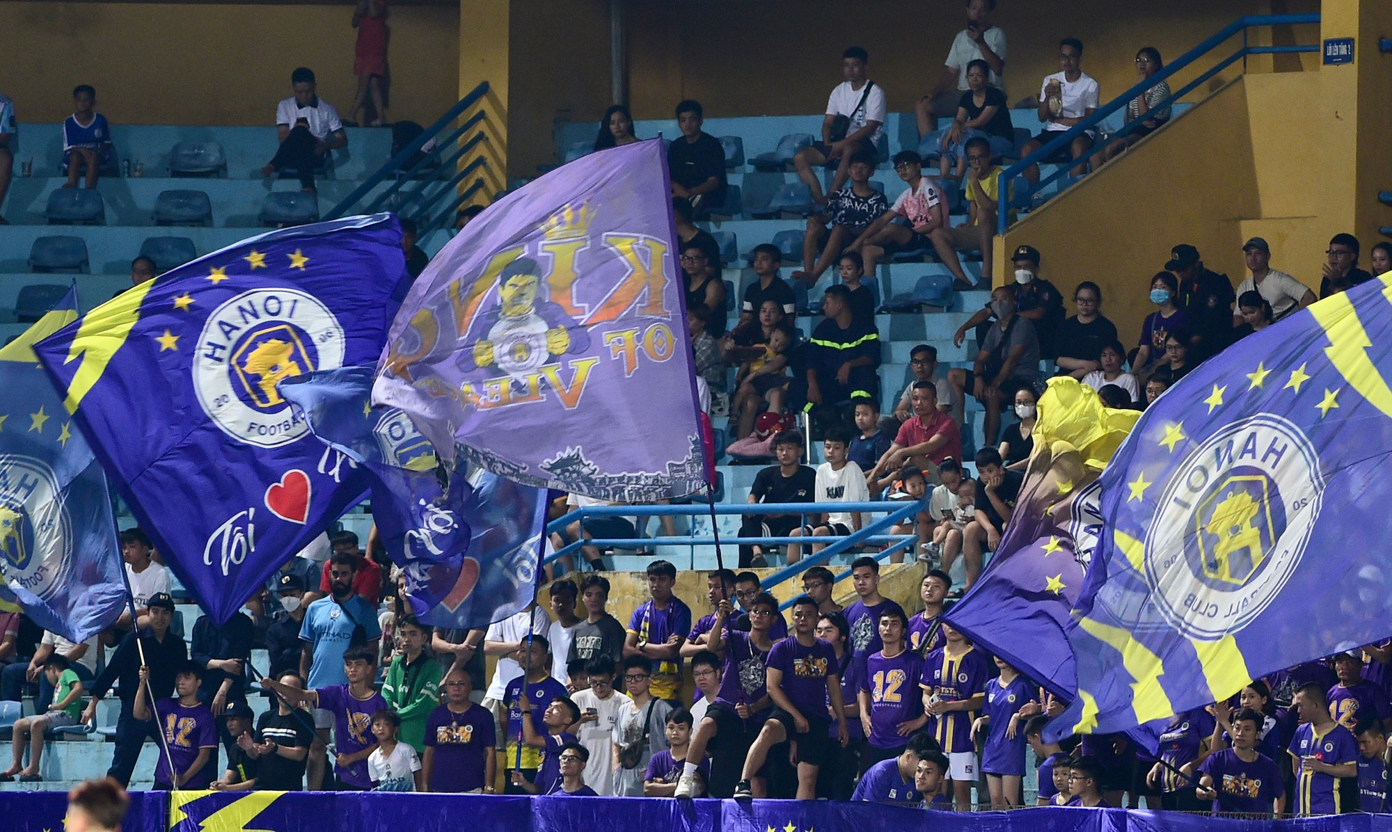 Hội cổ động viên Hà Nội có mặt tại sân Hàng Đẫy.