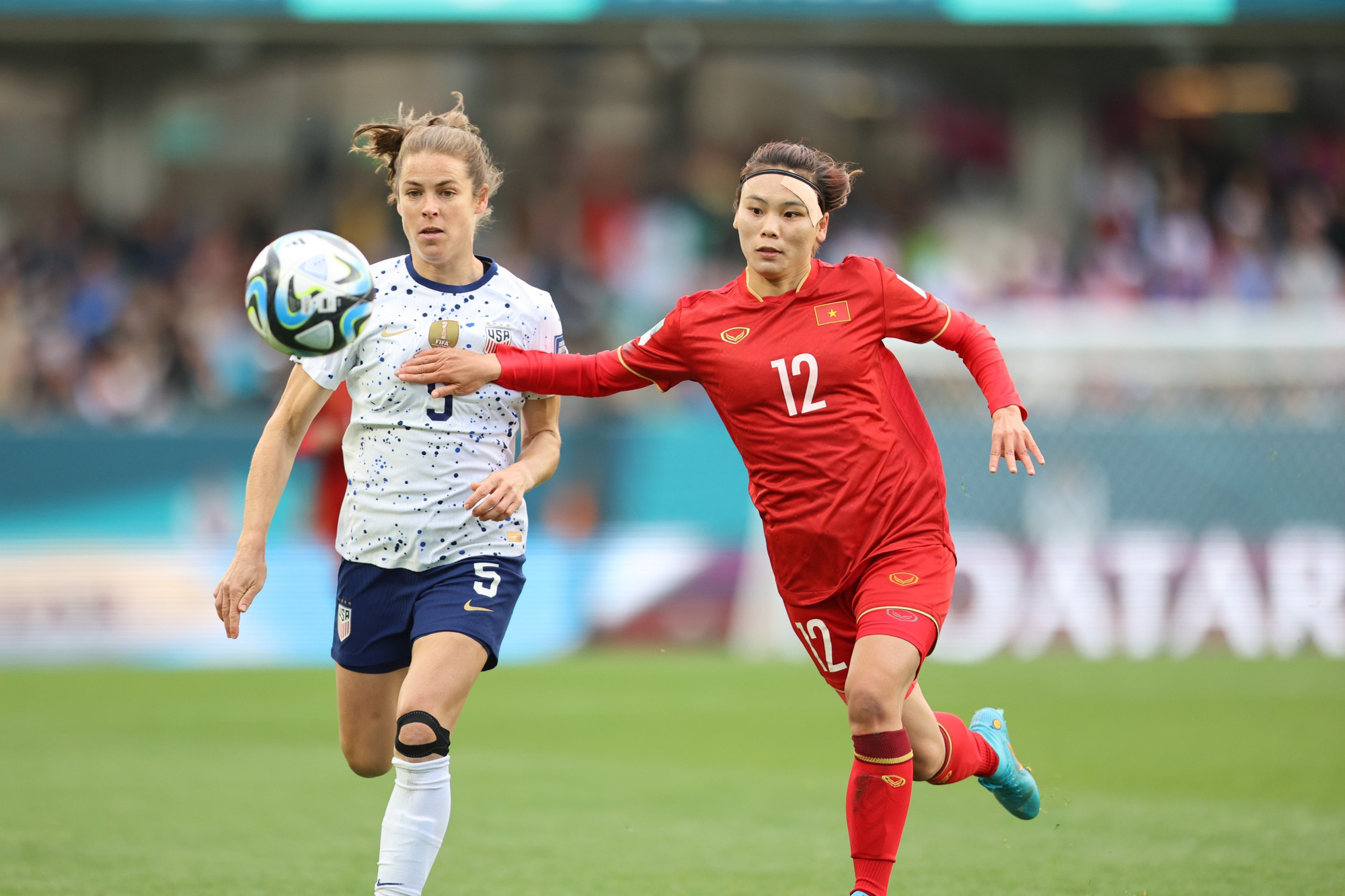 Phạm Hải Yến tranh bóng cùng cầu thủ tuyển nữ Mỹ.