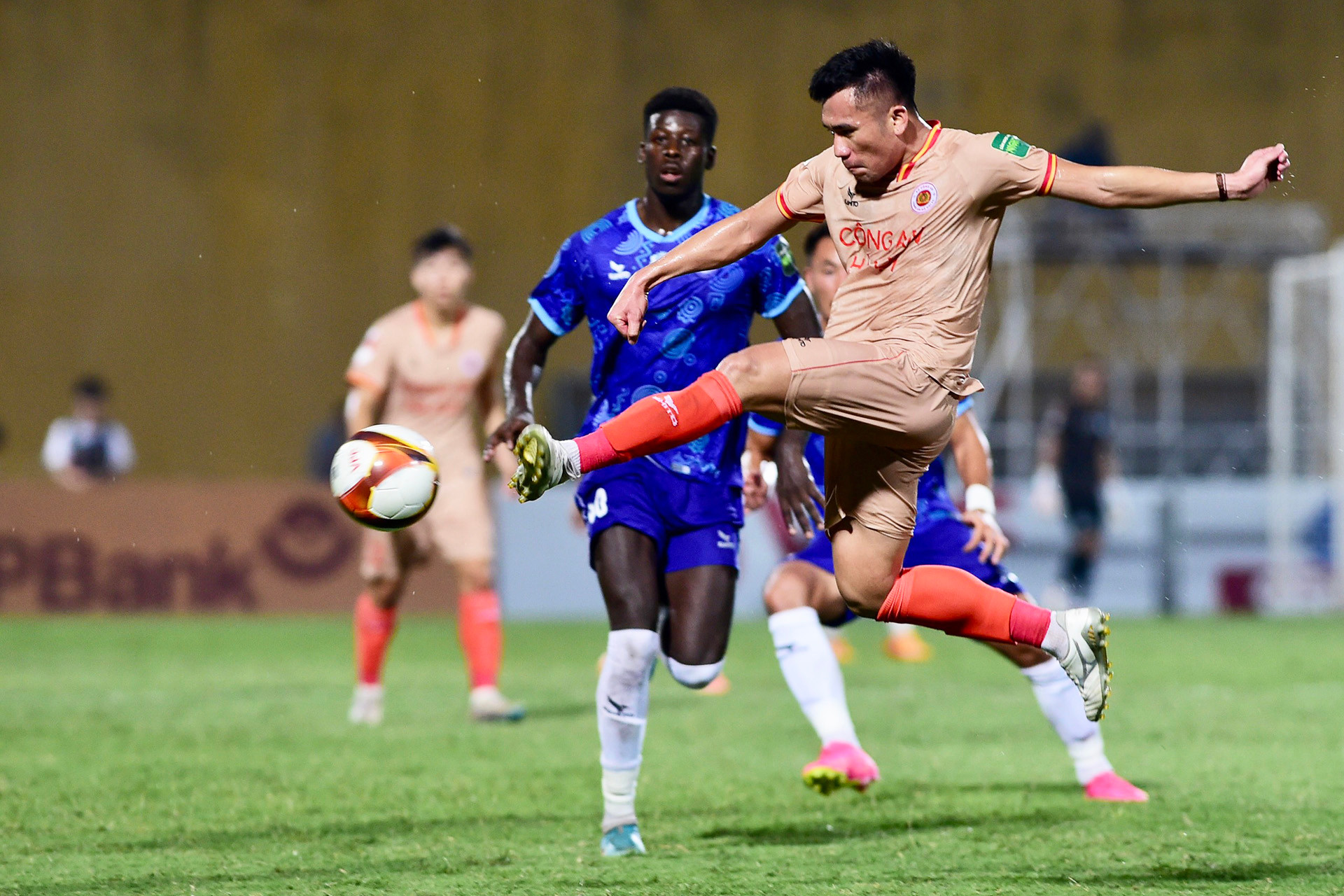 Trận đấu có 11 phút bù giờ nhưng kết quả chung cuộc được giữ nguyên 0-0.