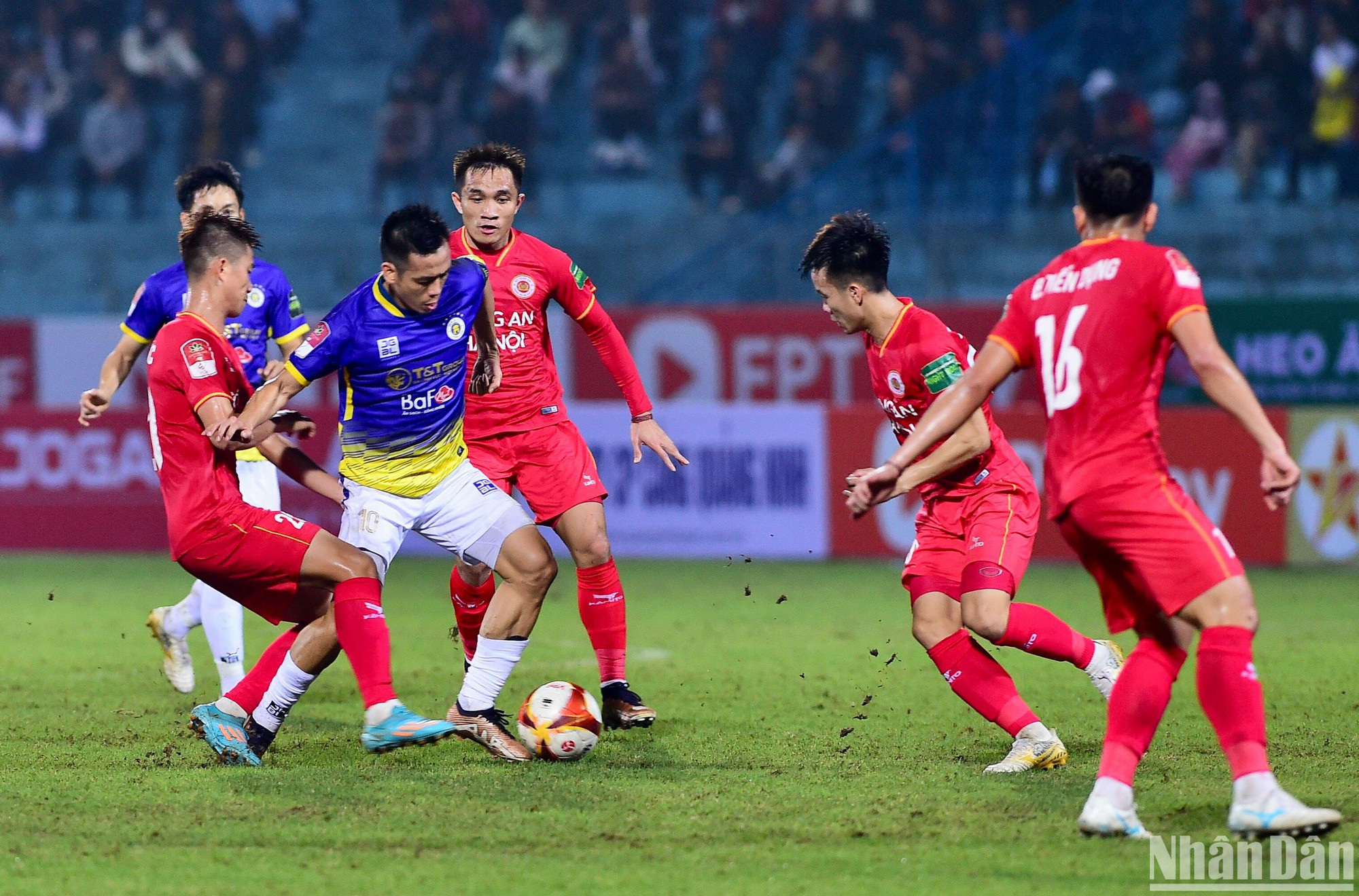 Các cầu thủ nhập cuộc quyết liệt ngay khi bóng lăn. Các cầu thủ nhập cuộc quyết liệt ngay khi bóng lăn.