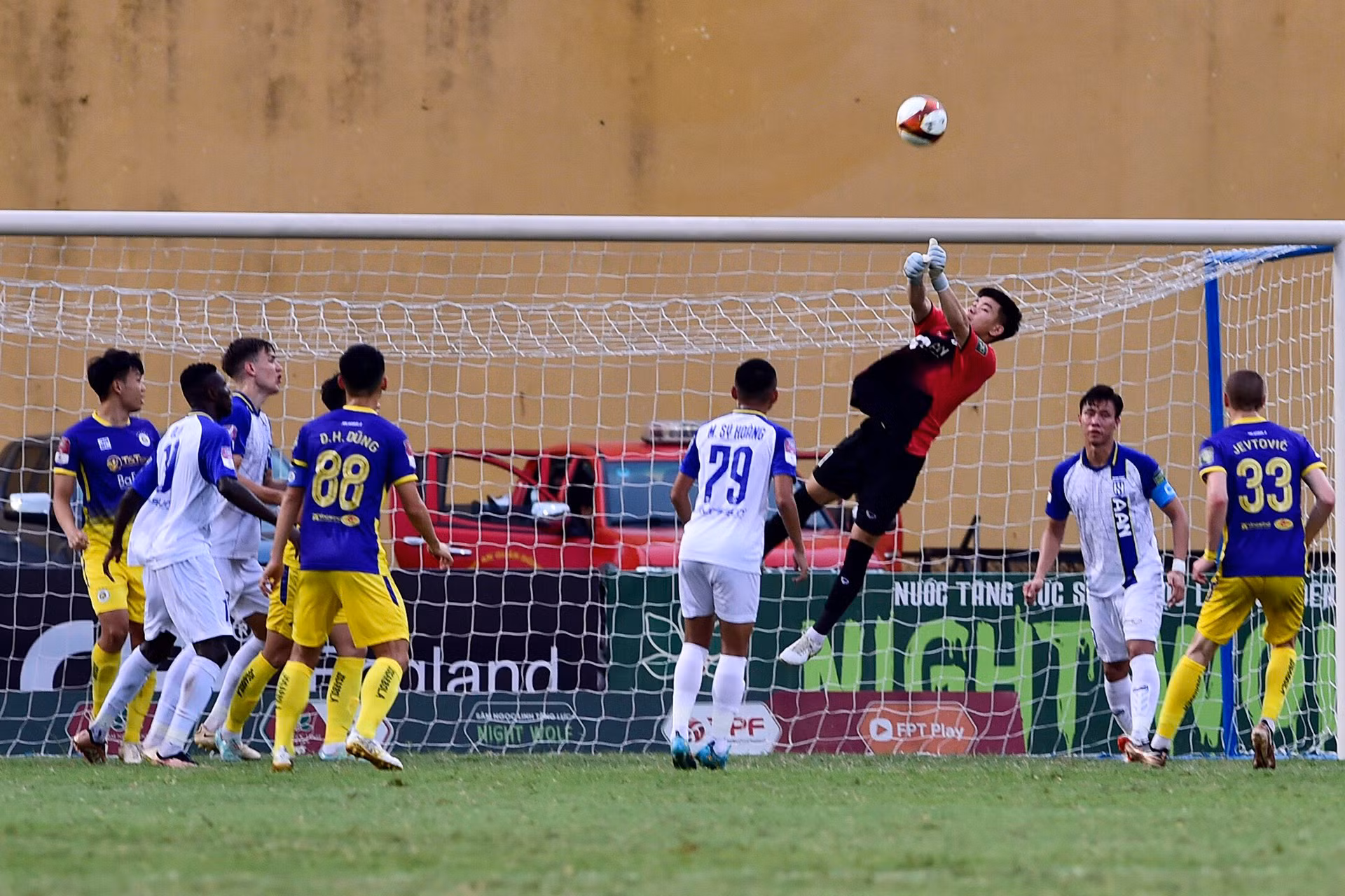 Tốc độ trận đấu được đẩy cao ngay sau tiếng còi khai cuộc.