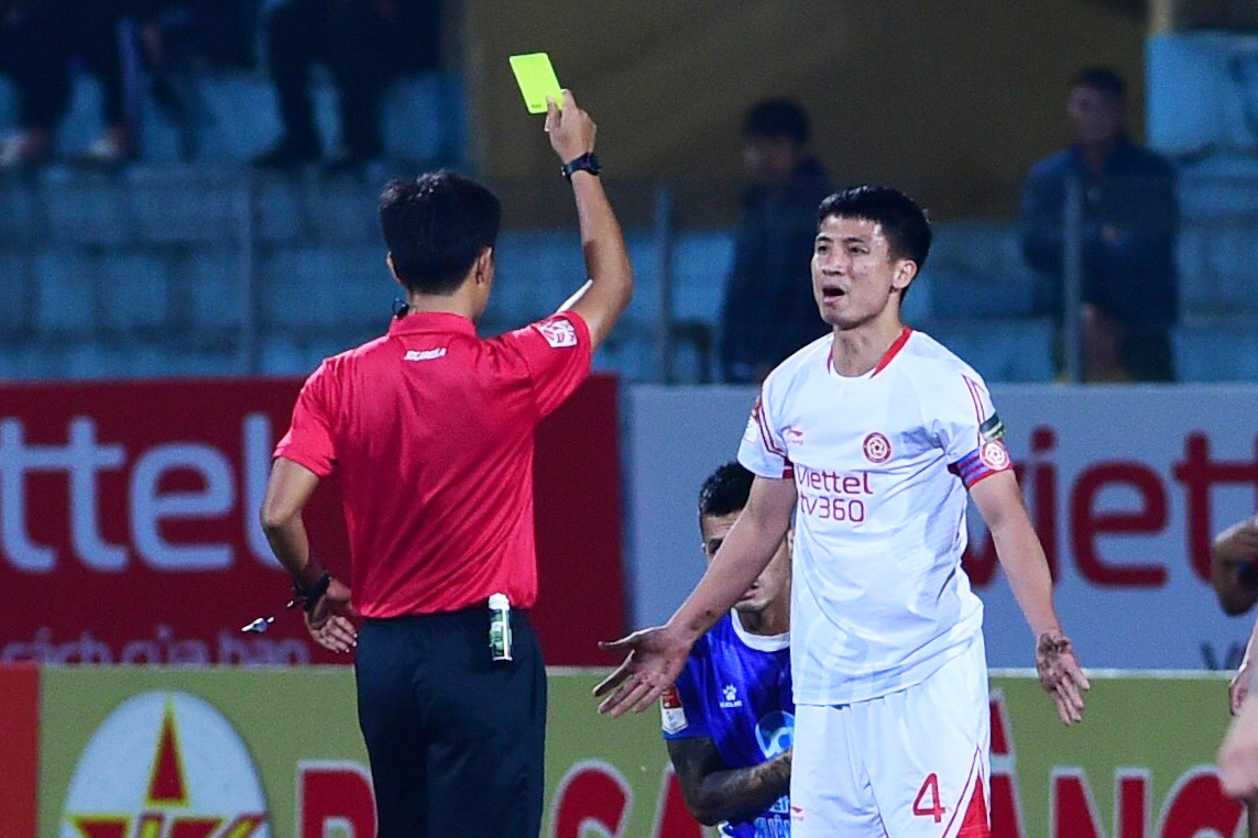 Trận đấu diễn ra khá căng thẳng, trọng tài dành nhiều thẻ vàng cho cầu thủ hai đội.