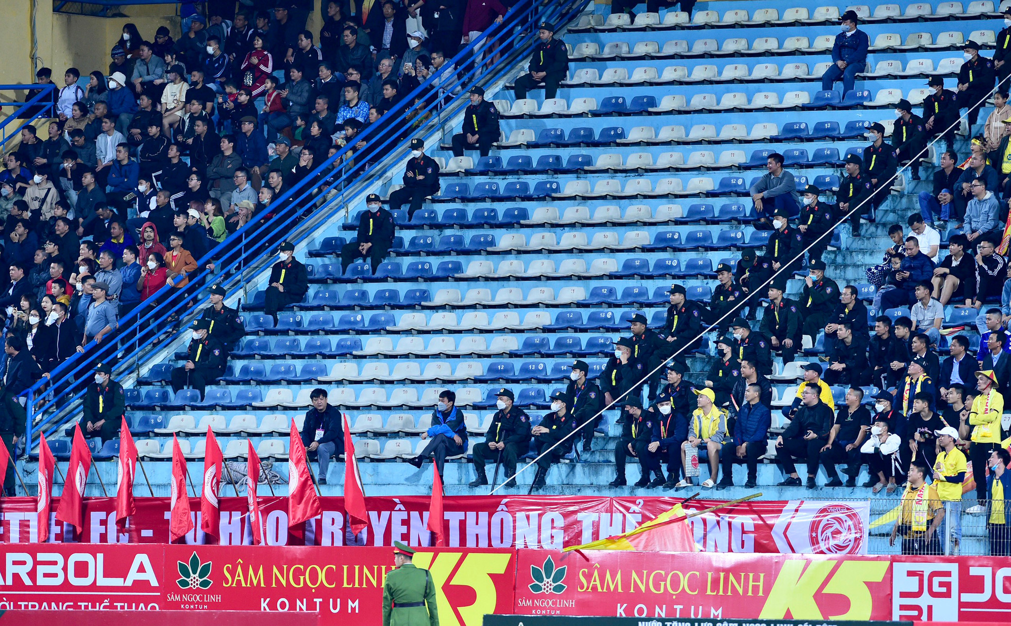 Lực lượng chức năng bảo đảm an ninh cũng như sự an toàn của người hâm mộ.