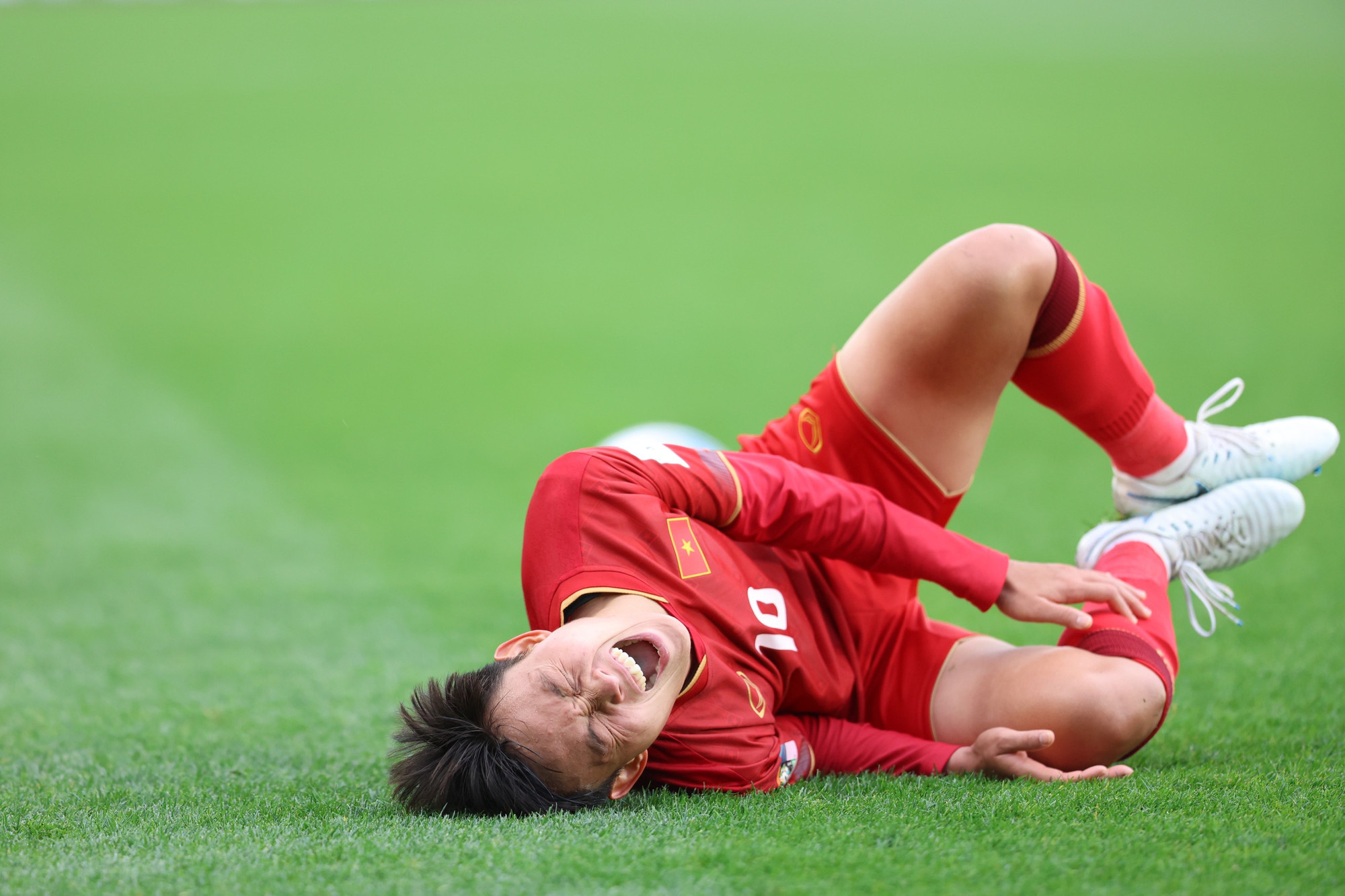 Trần Thị Hải Linh bị đau sau khi va chạm cùng một cầu thủ Mỹ.