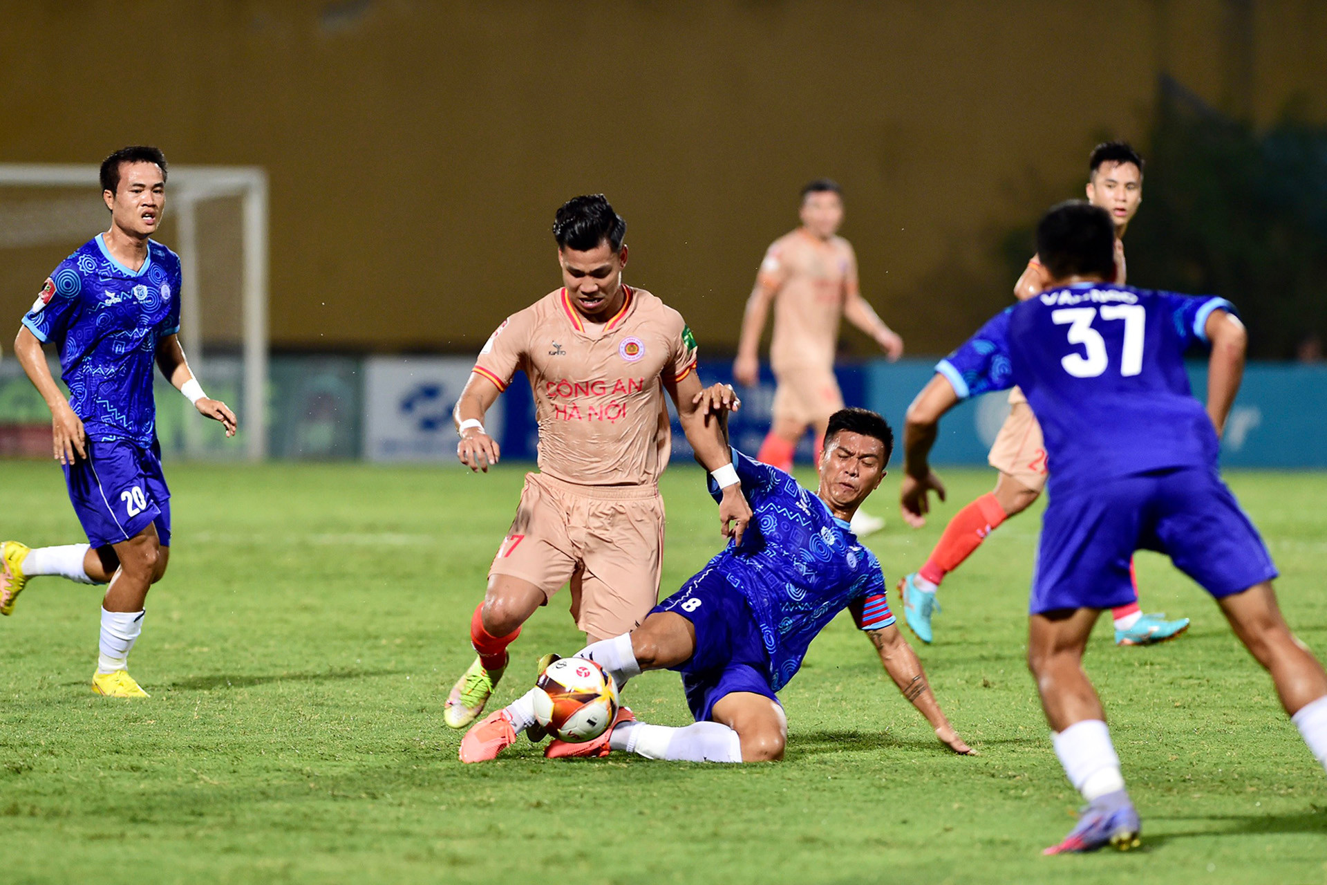 Công an Hà Nội có thế trận tốt hơn trong những phút đầu bóng lăn.