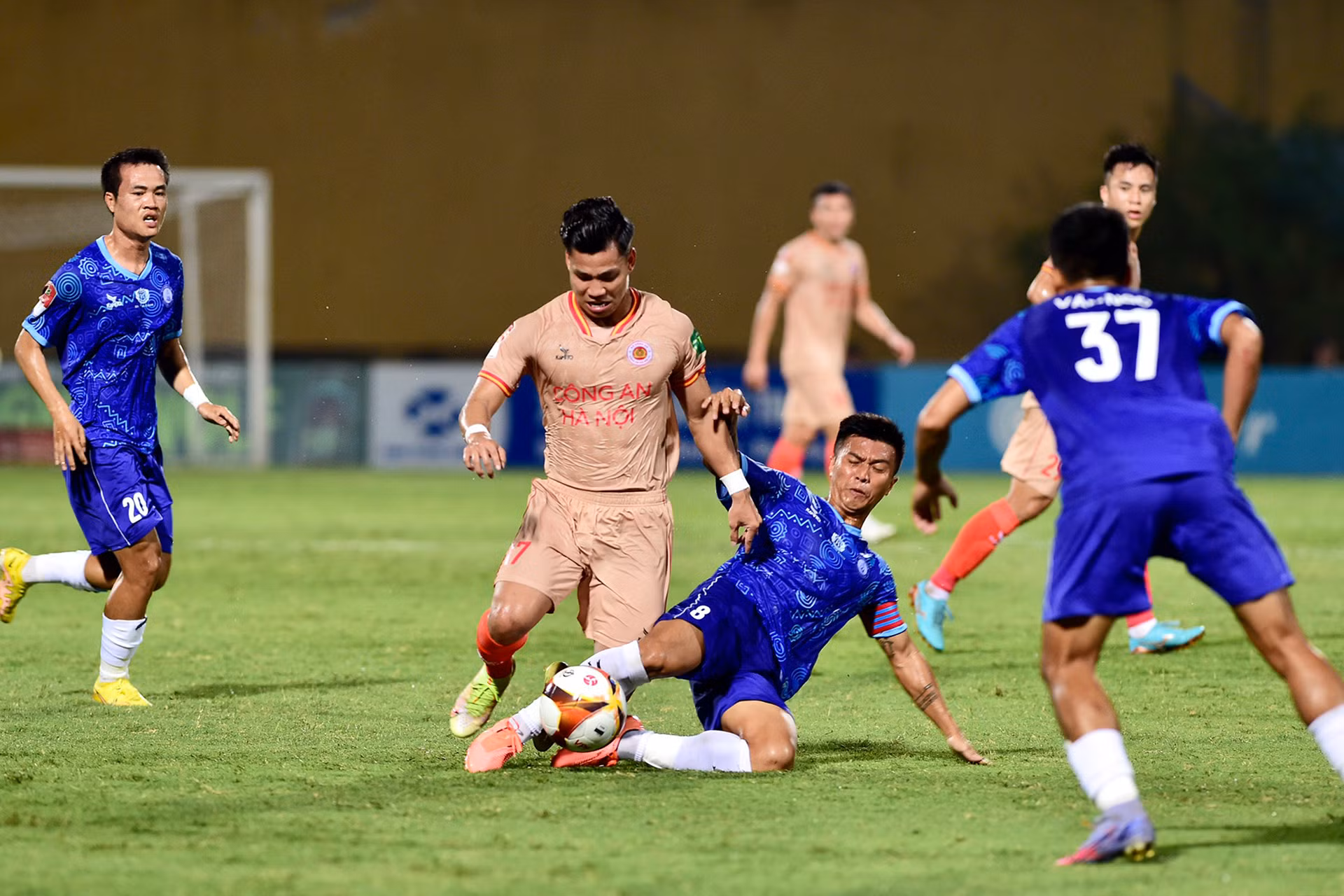 Công an Hà Nội có thế trận tốt hơn trong những phút đầu bóng lăn. Công an Hà Nội có thế trận tốt hơn trong những phút đầu bóng lăn.